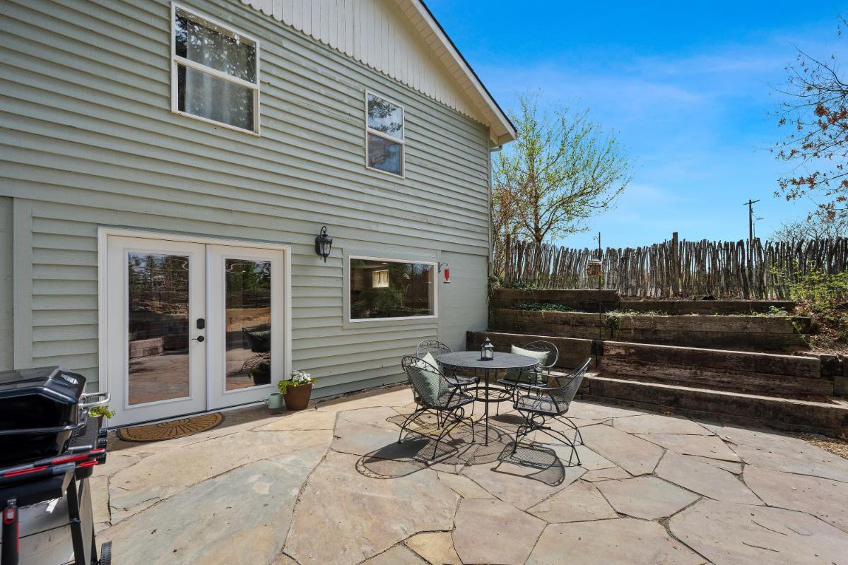 Hotel Country Cottage Basement Apartment - Image 1