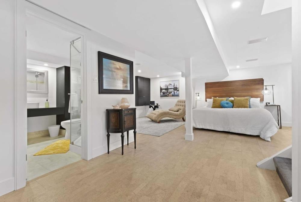 Spacious & fully equipped - Private studio apartment - lower level