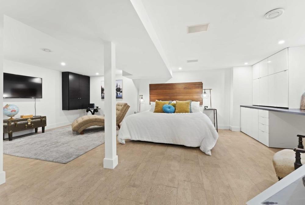 Spacious & fully equipped - Private studio apartment - lower level