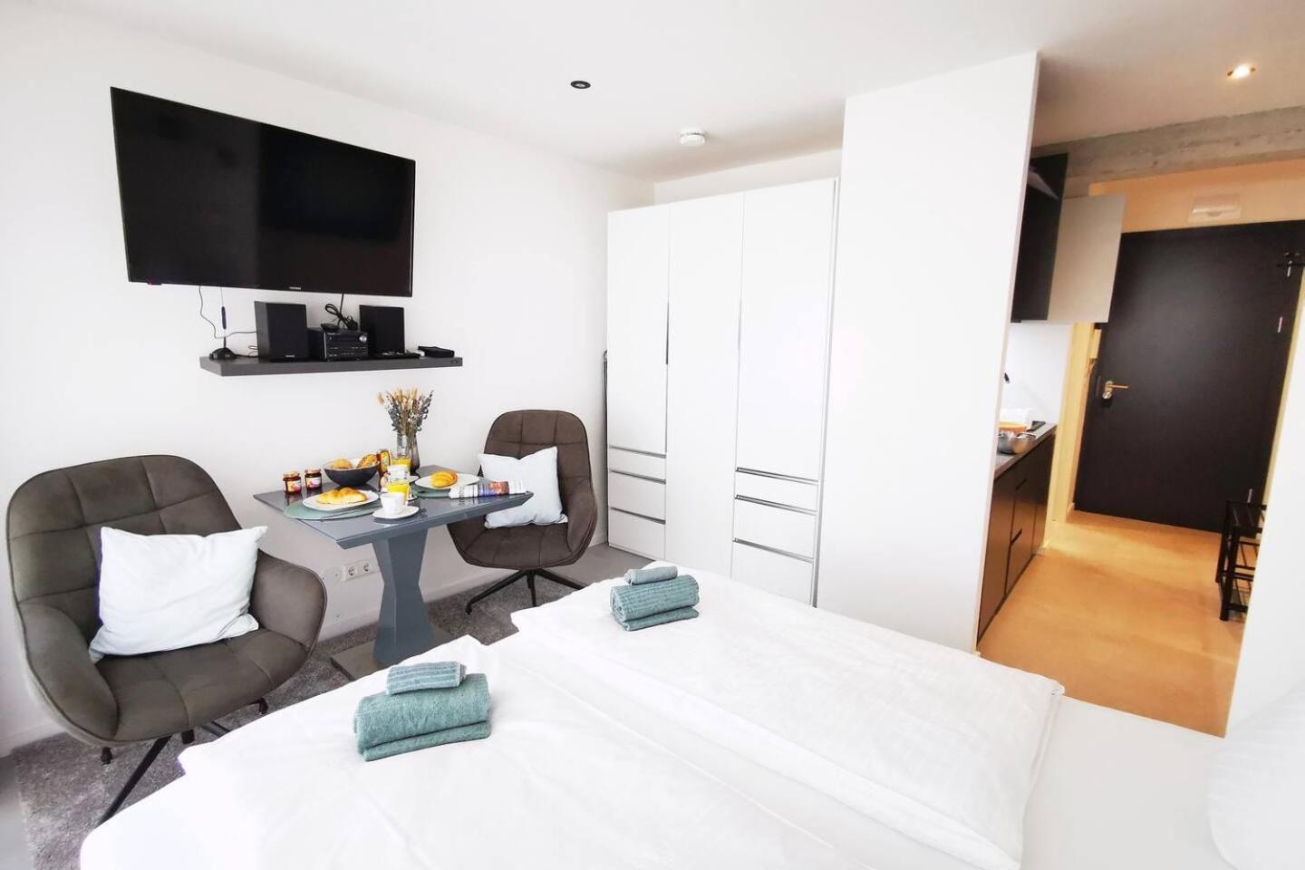 HH 01 by ROCKCHAIR - SUPERHOST Status - Modernes Apartment mit sonnigem Balkon & premium Boxspringbetten in Winterhude - Hamburg Top Geheimtipp