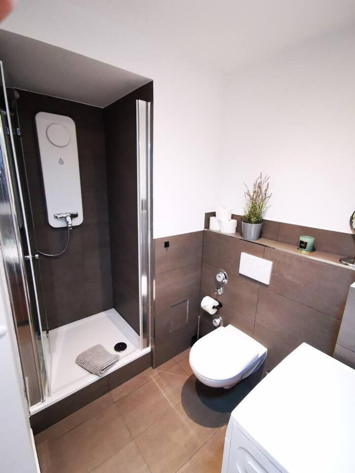 HH 01 by ROCKCHAIR - SUPERHOST Status - Modernes Apartment mit sonnigem Balkon & premium Boxspringbetten in Winterhude - Hamburg Top Geheimtipp
