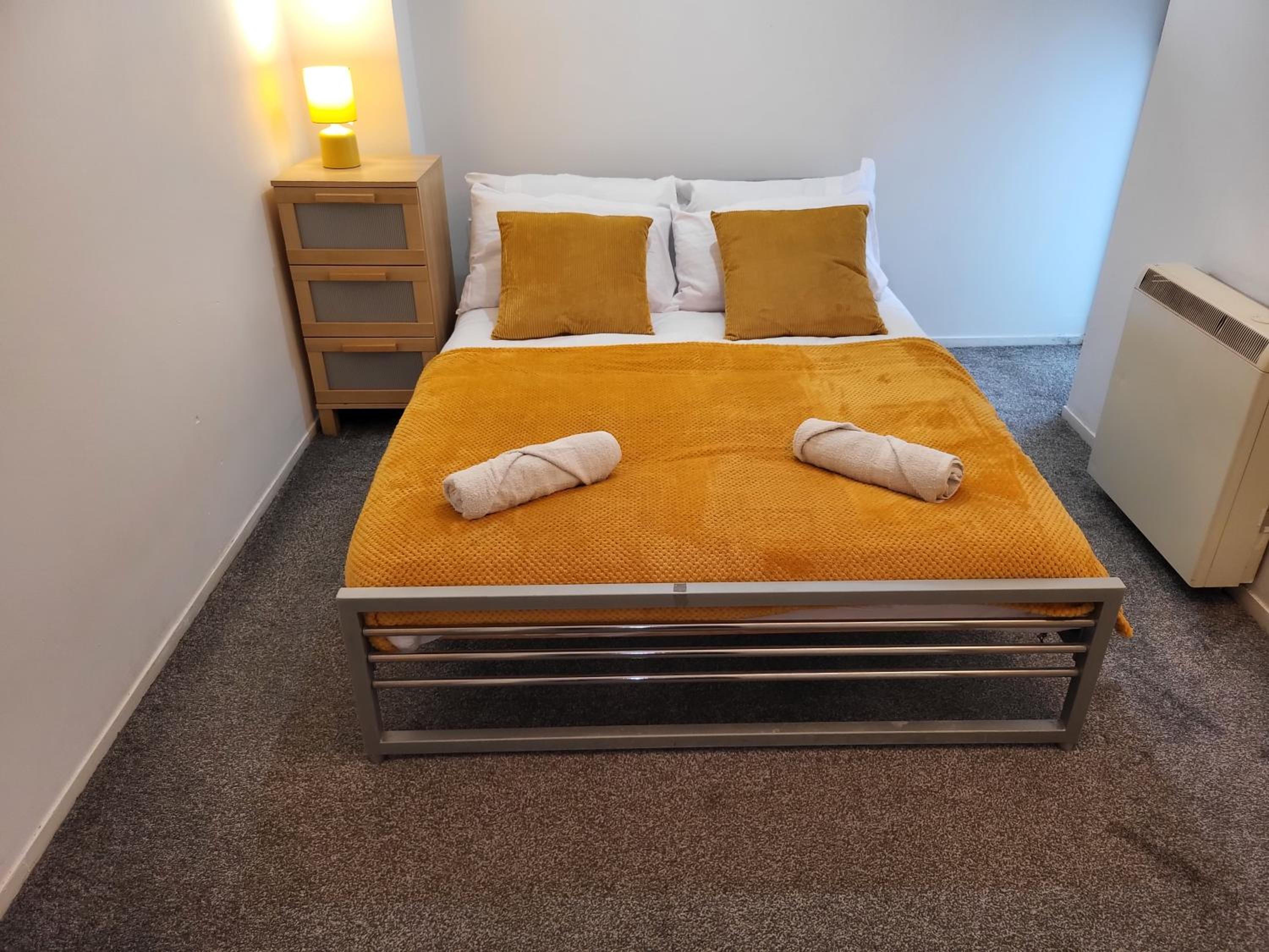 Luxury 2 Bed Apt On River, WiFi, Parking, Garden view 2