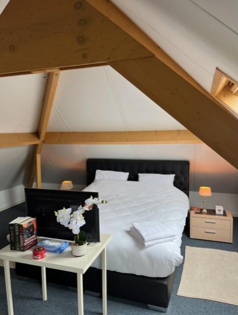 Villa Haagdoorn te Achel, 10 personen, 12 personen op aanvraag, met Ecologisch zwembad in een oase van rust!