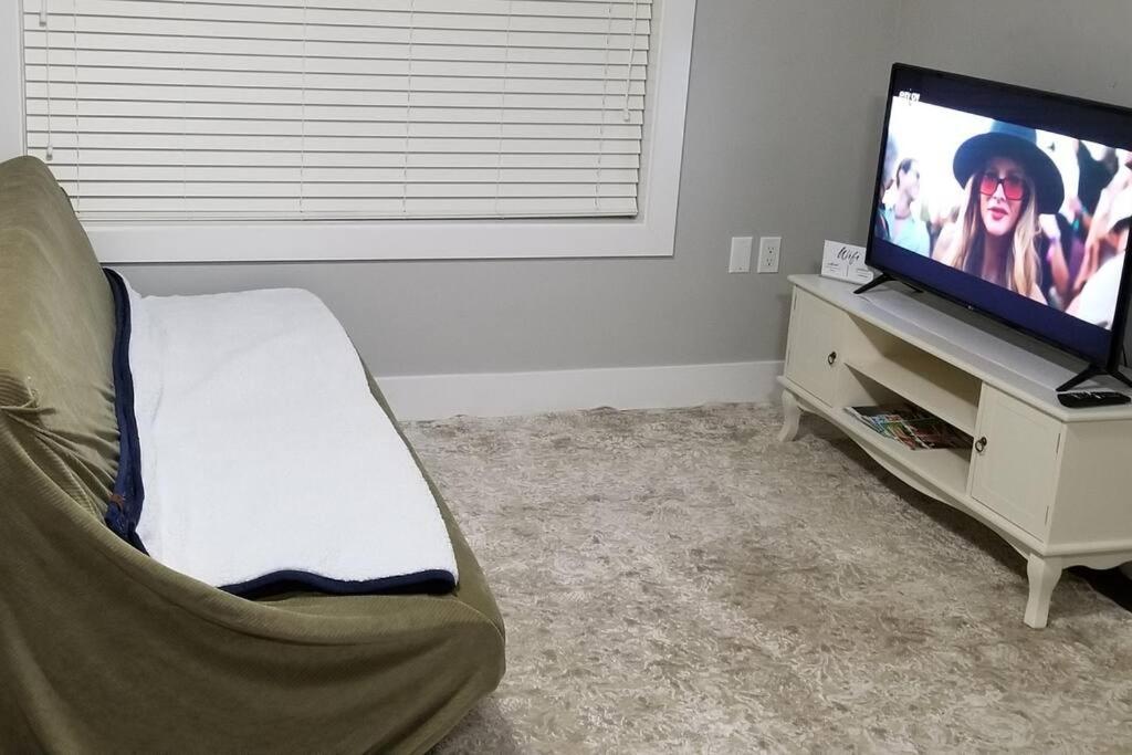 Basement Suite 1 queen bedroom(Brand New House)