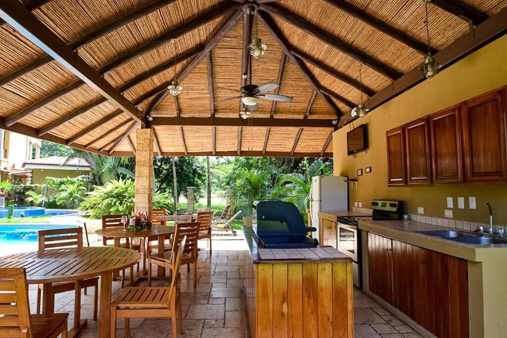 1 Bedroom with pool and walking distance to beach