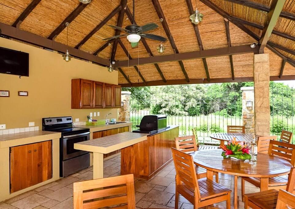 1 Bedroom with pool and walking distance to beach