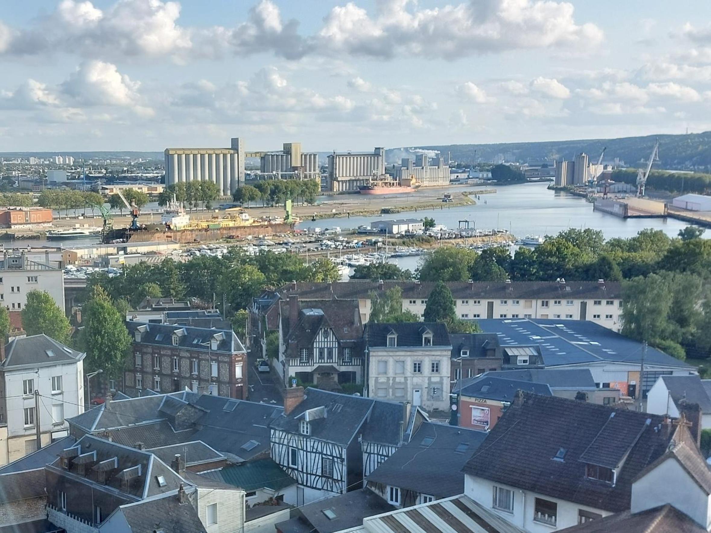 Rouen : Vue panoramique sur la seine avec parking photo 2