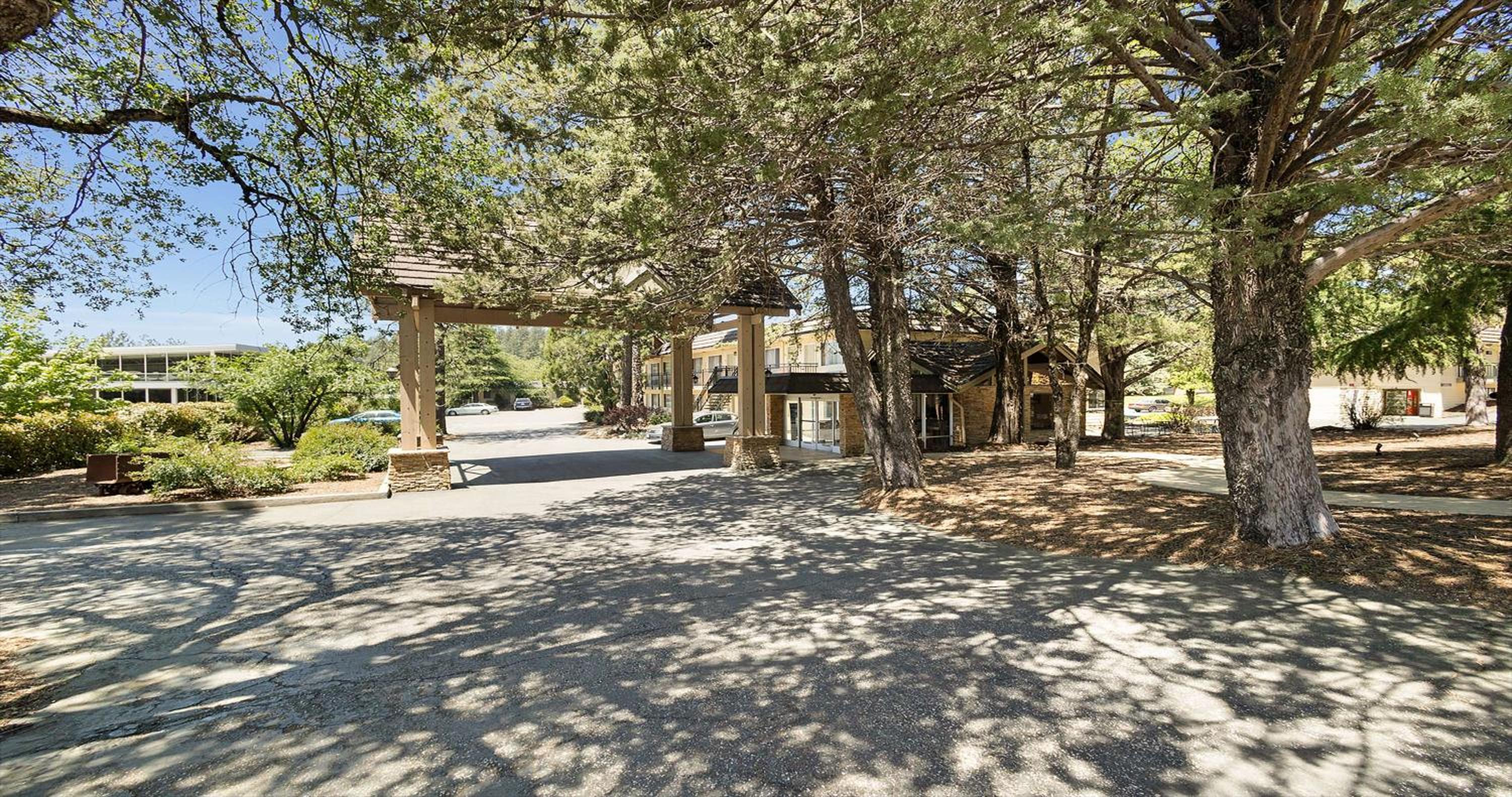 Grass Valley Vacations - Best Western Gold Country Inn - Property Image 2