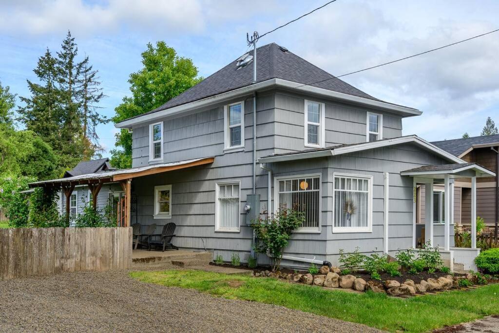 Updated 1912 Carlton Farmhouse - In Town!