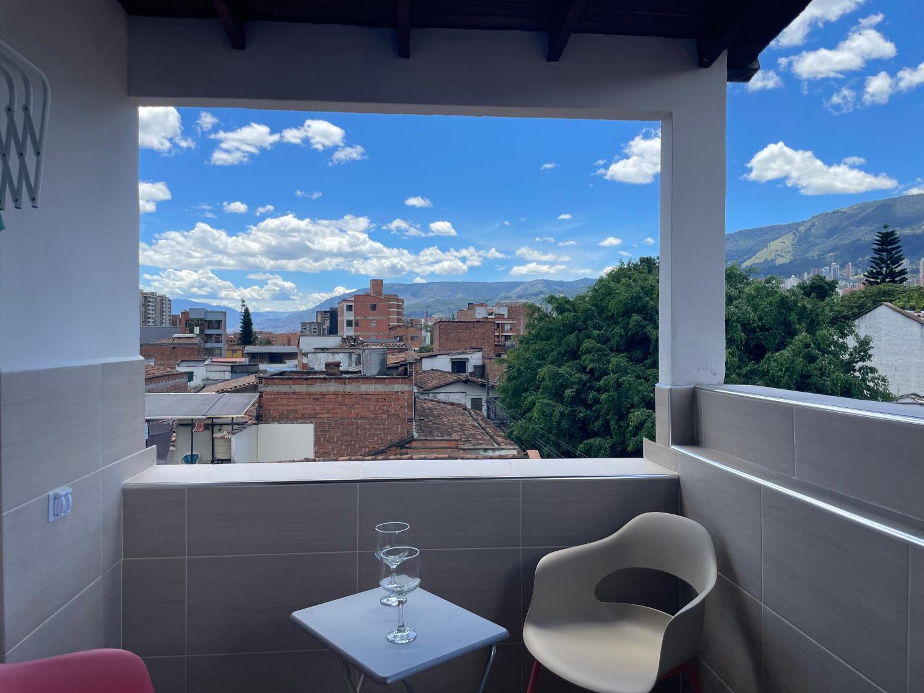Apartamento en San Marcos Envigado con Aire C, Balcón WIFI, Central y dotado