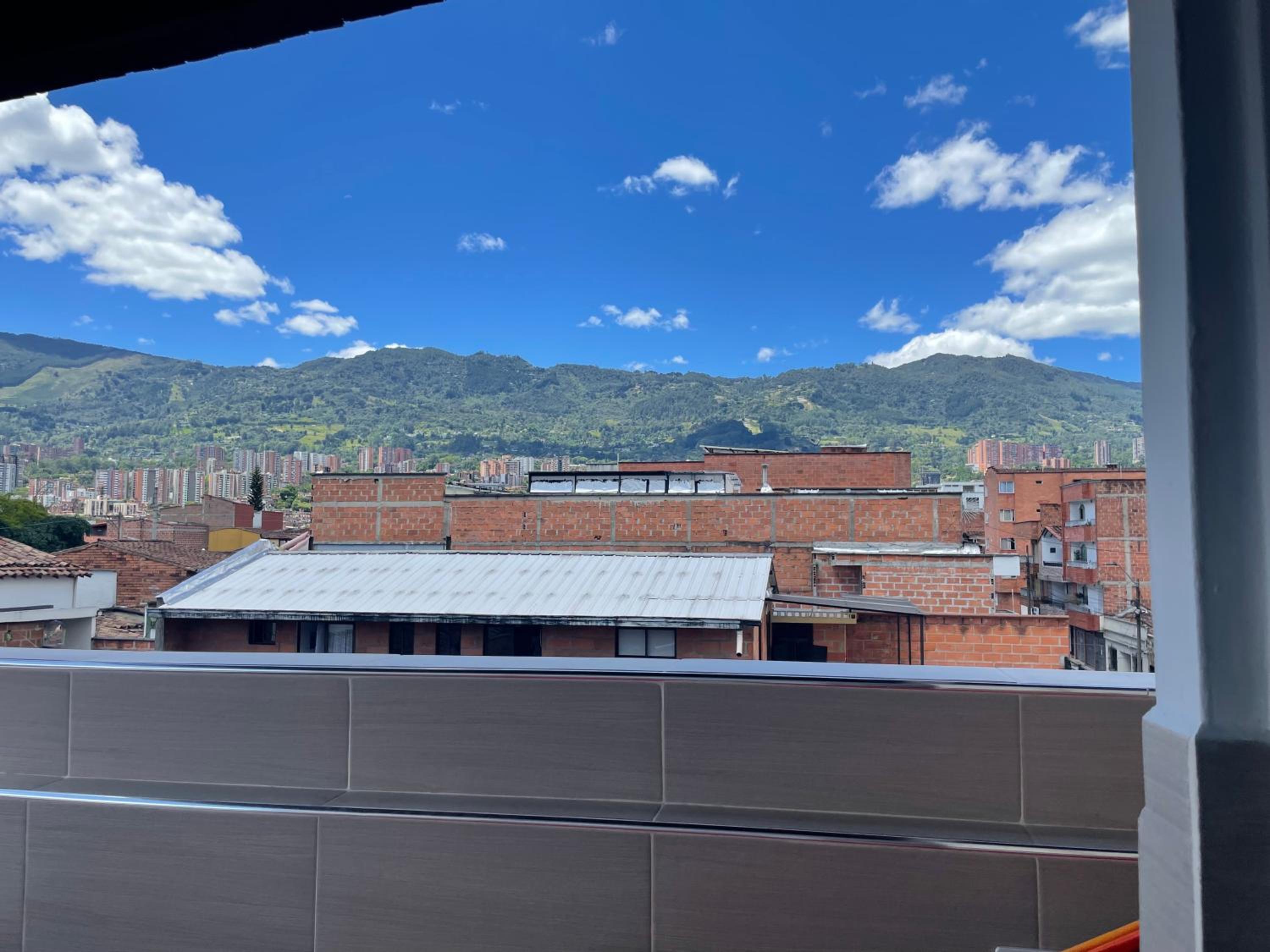 Apartamento en San Marcos Envigado con Aire C, Balcón WIFI, Central y dotado