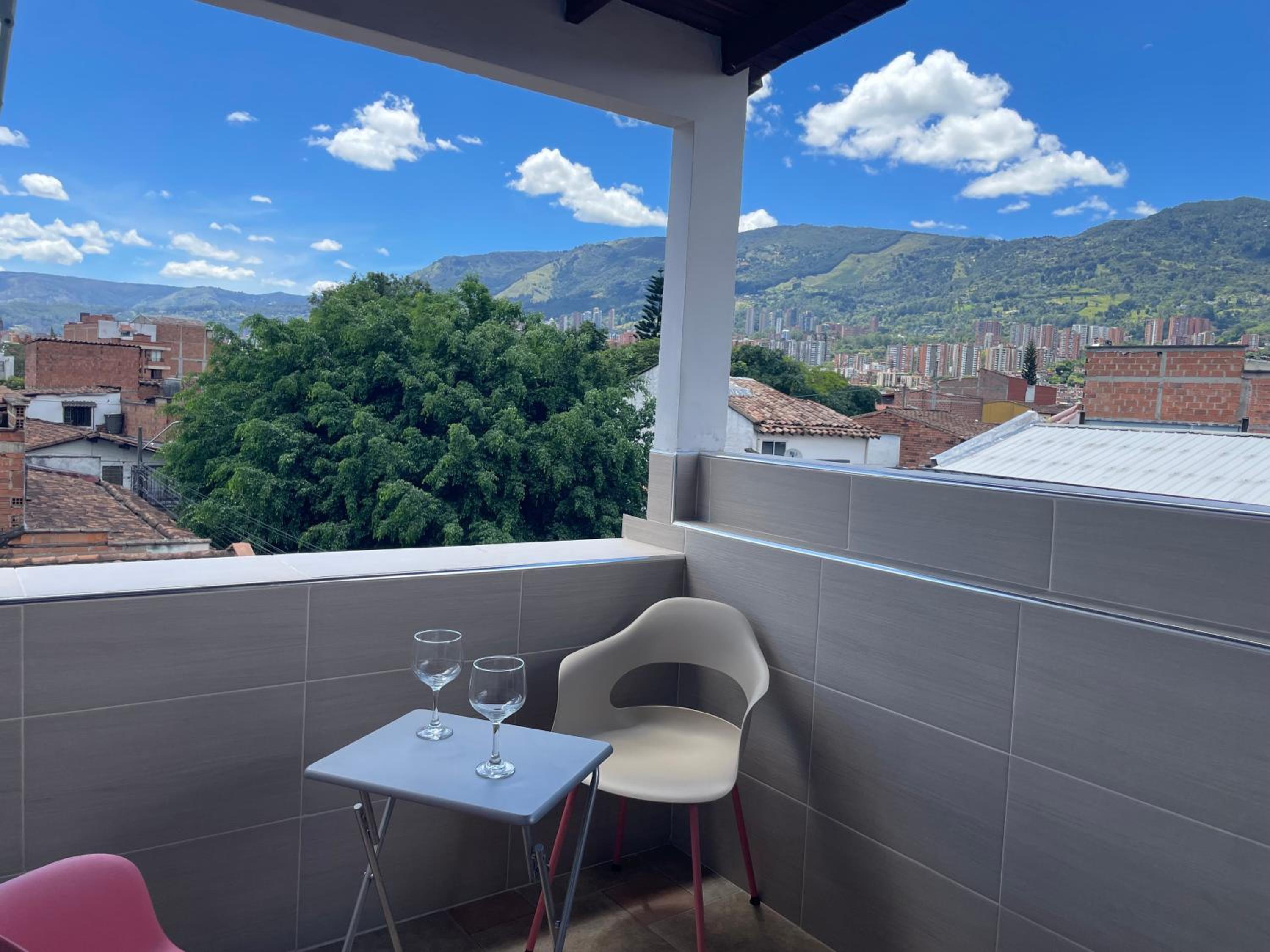Apartamento en San Marcos Envigado con Aire C, Balcón WIFI, Central y dotado