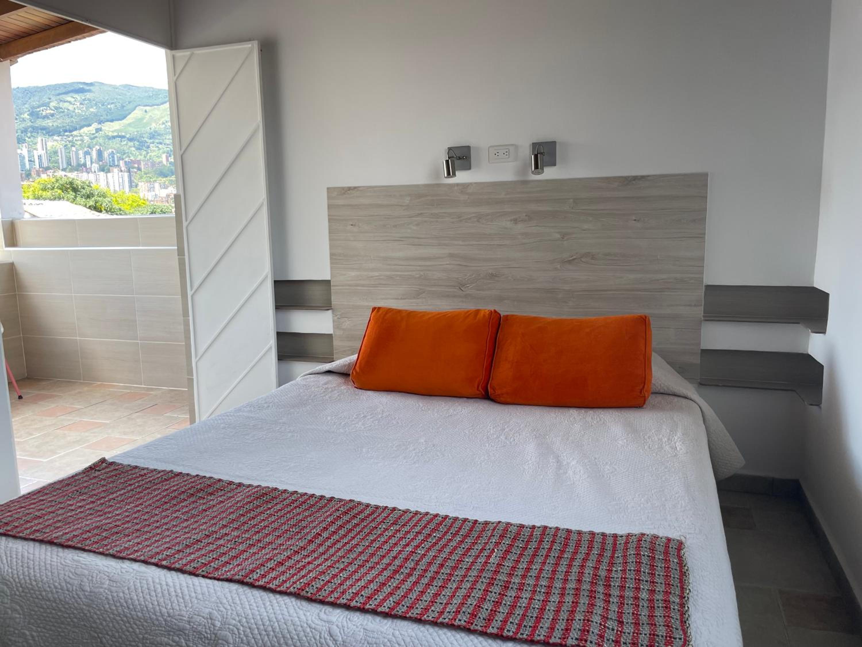 Apartamento en San Marcos Envigado con Aire C, Balcón WIFI, Central y dotado