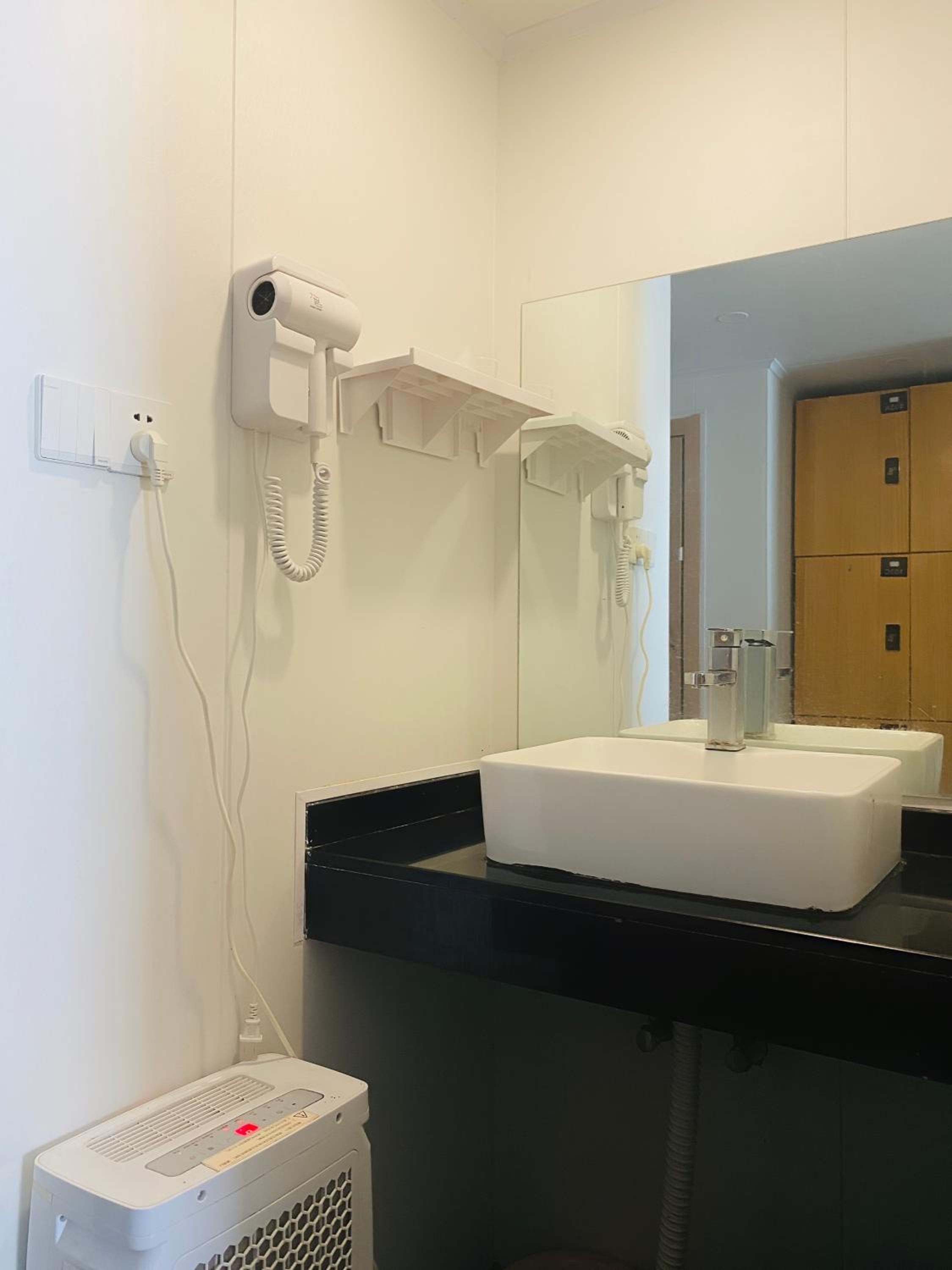 Hidden Garden Youth Hostel -Oriental Pearl &Lujiazui -Garden Social Area -Bar -Café -Free Laundry Luggage Storage -24H Front Desk -English Service