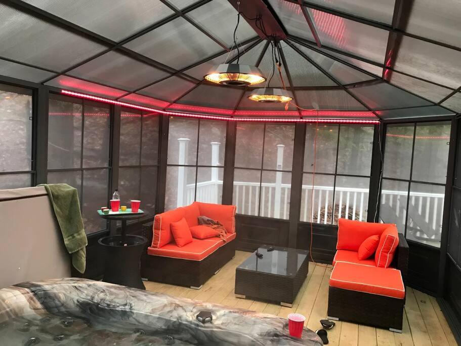 3 Acre Lake Paradise Swimming Pool & Jacuzzi HotTub! view 5