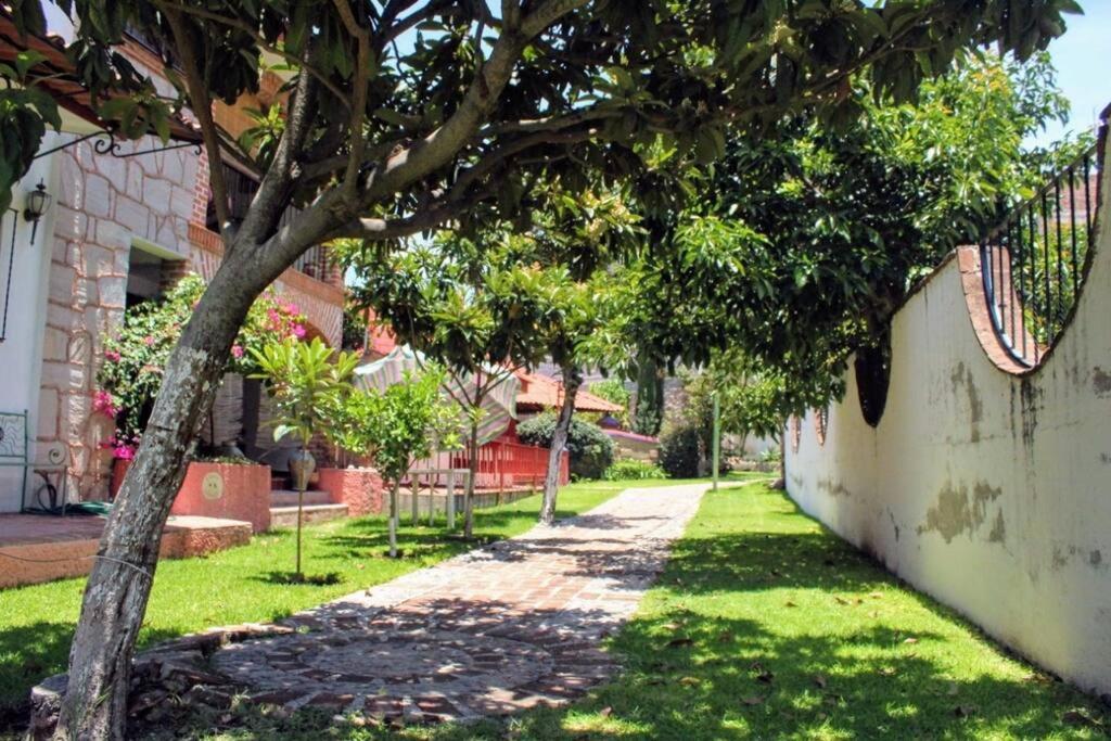 ¡Casa bonita frente a alberca, lago y área verde! view 4