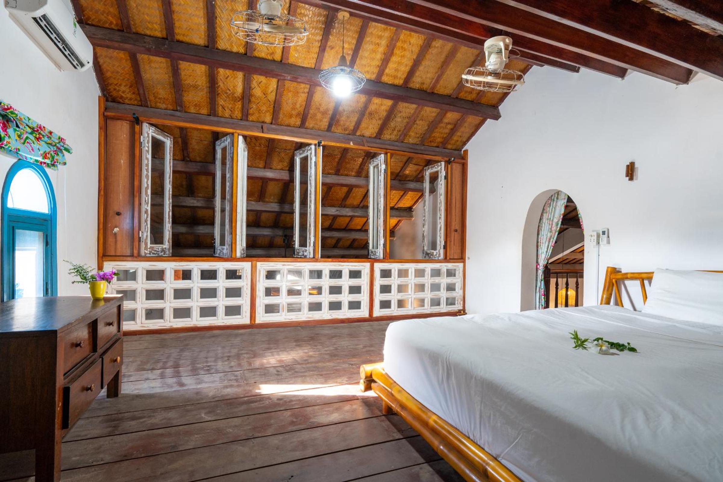 Holiday Villa 6BR Beachfront, Pool, Sauna An Bang Beach