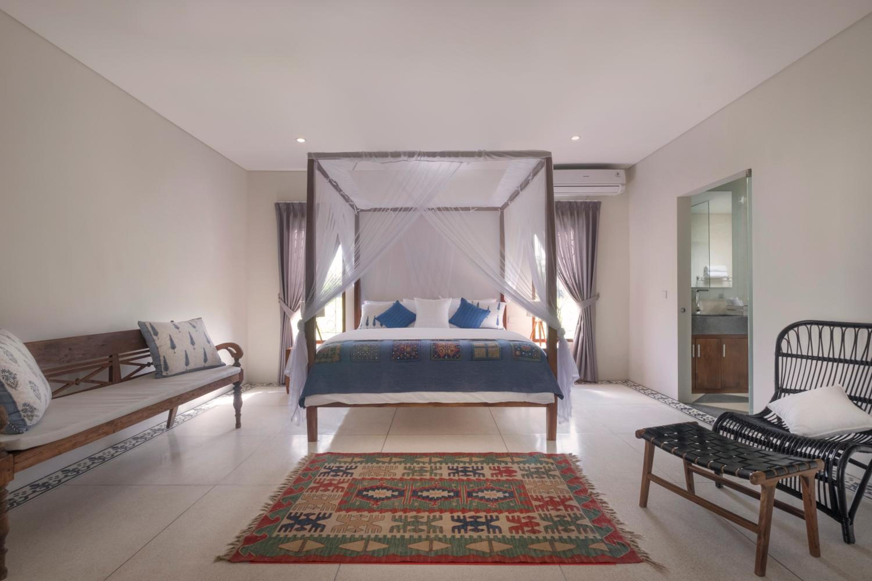 Villa Manggala - 13 mins walk to Berawa Beach