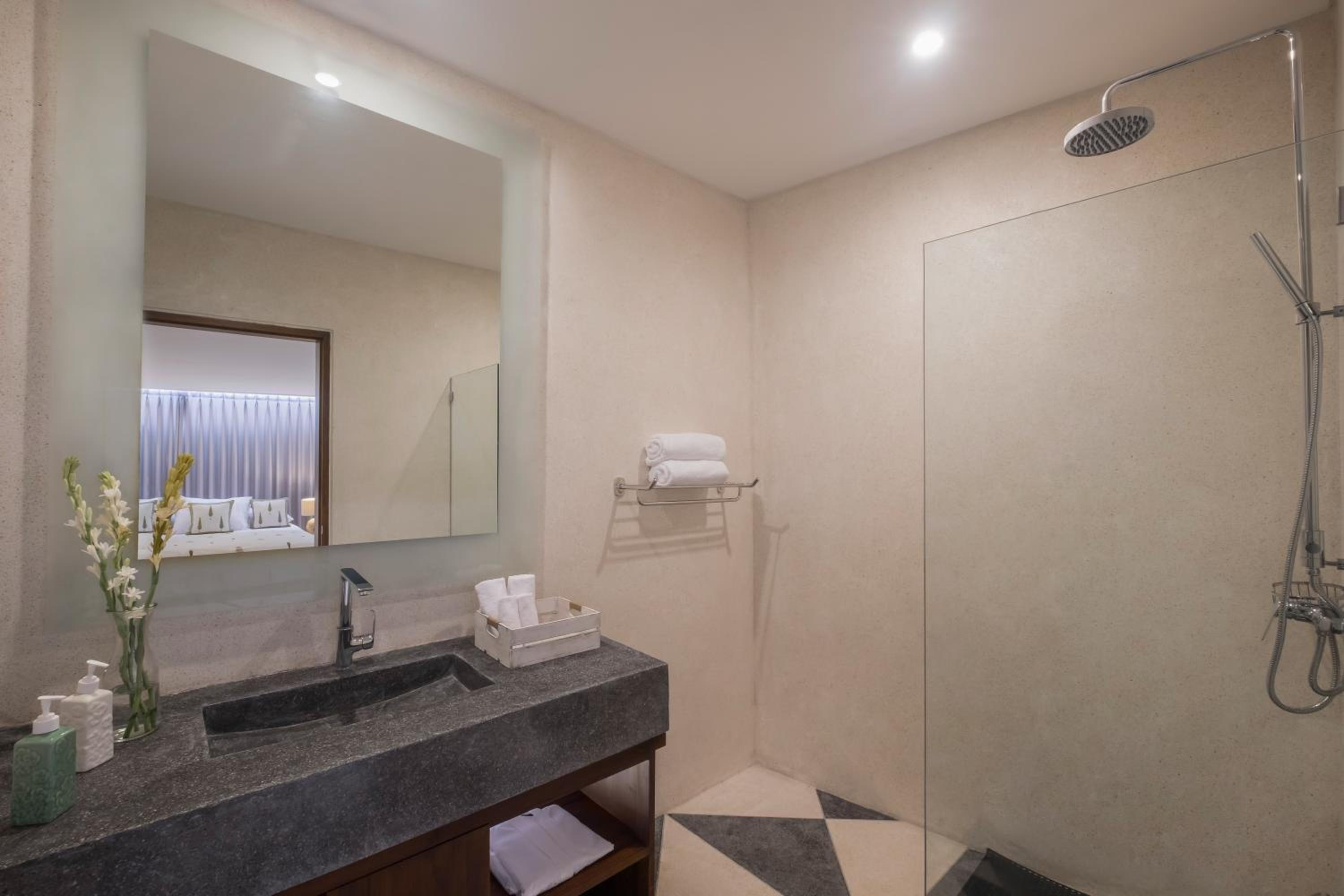Villa Manggala - 13 mins walk to Berawa Beach