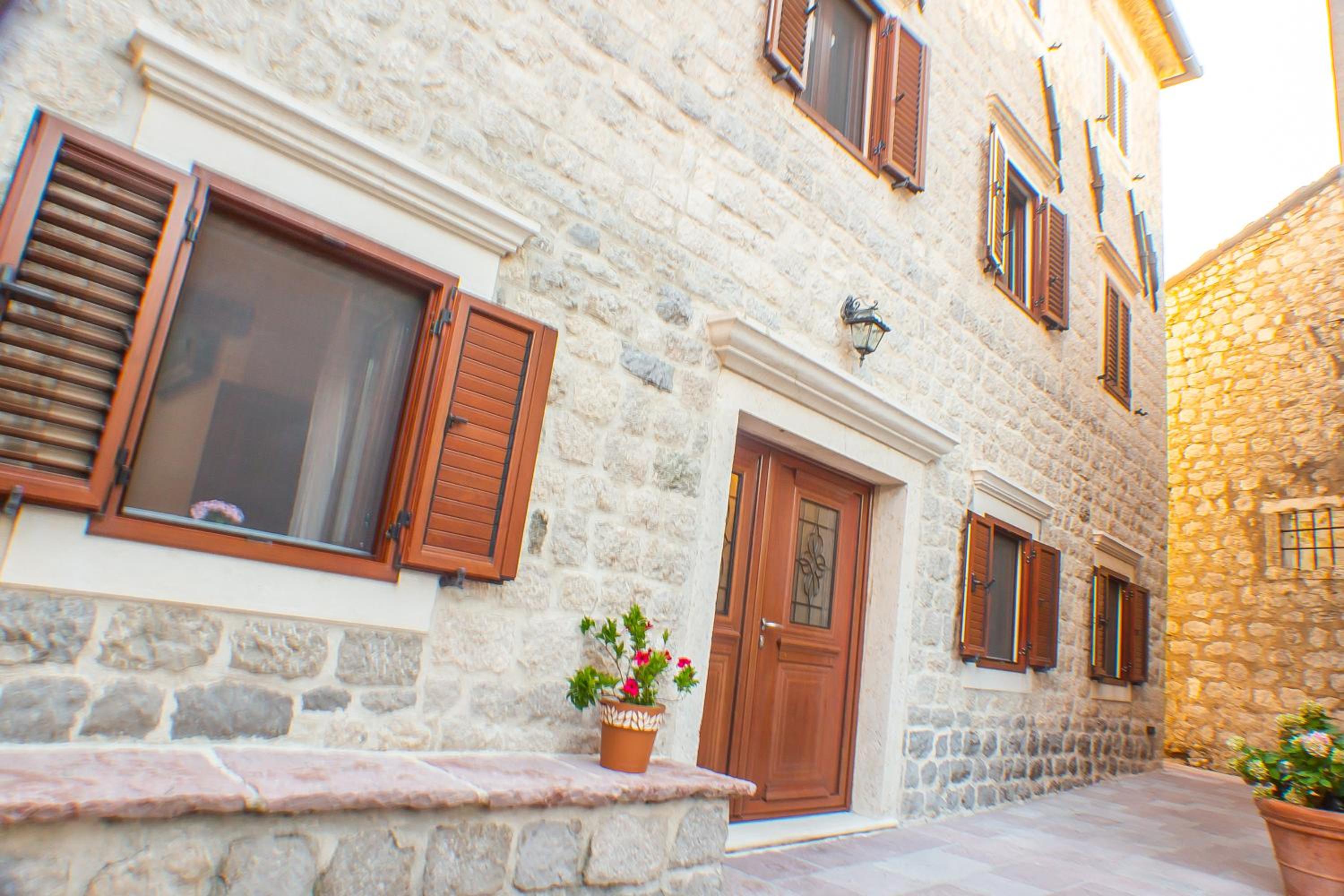 Palazzo Uniqato seafront