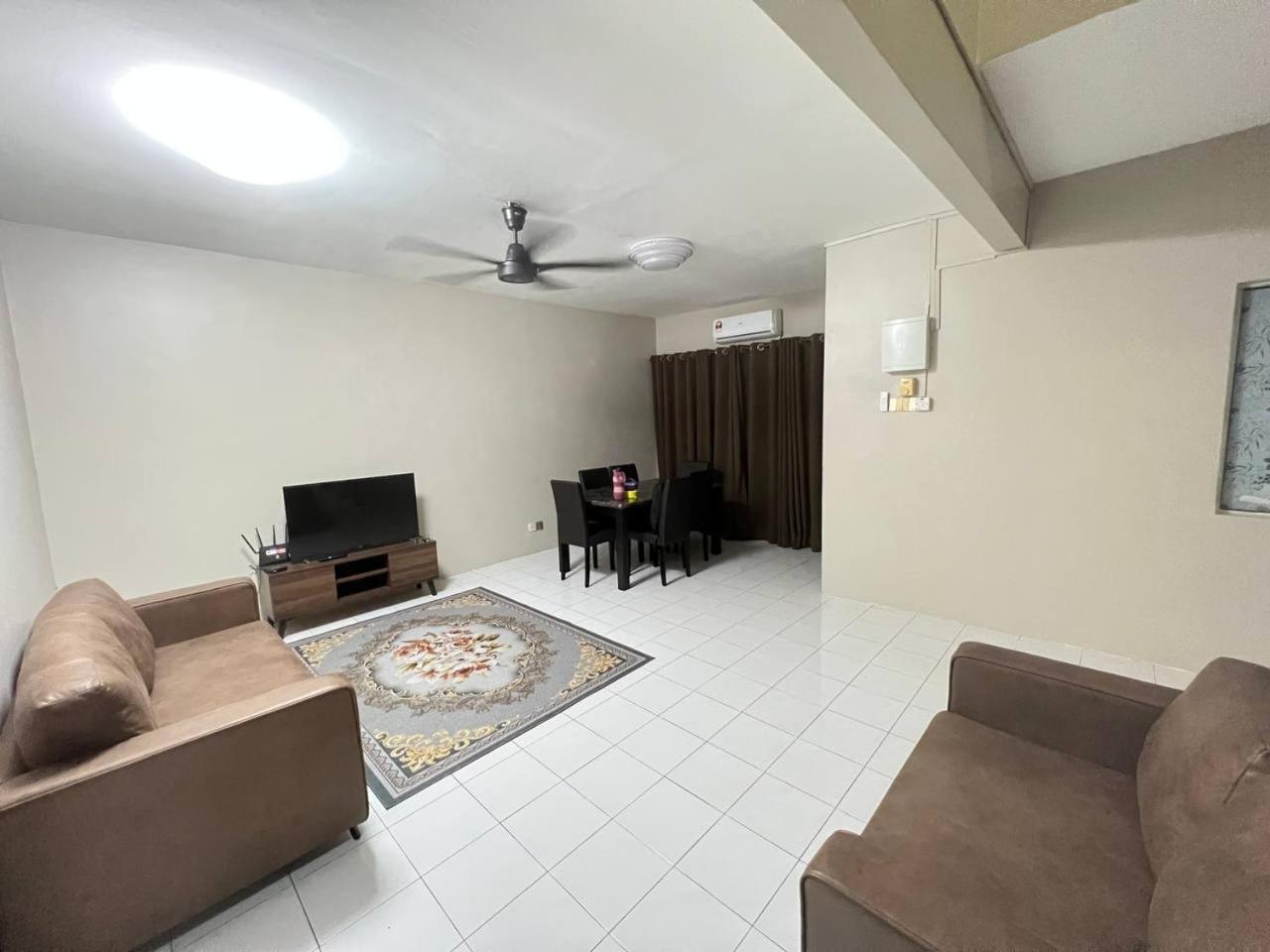 Netflix Wifi Homestay Kak Nad Saujana Utama photo 4