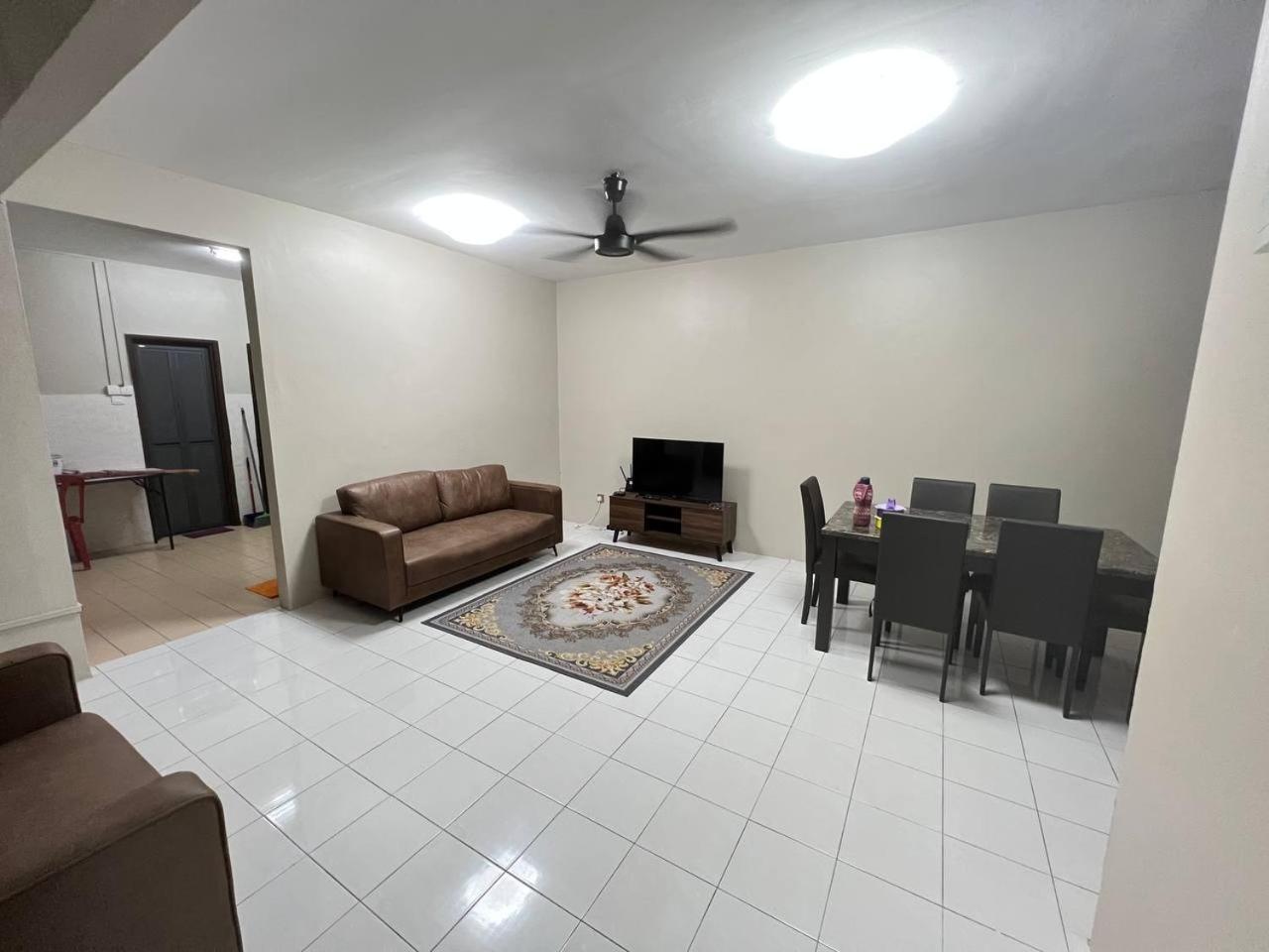 Netflix Wifi Homestay Kak Nad Saujana Utama photo 7