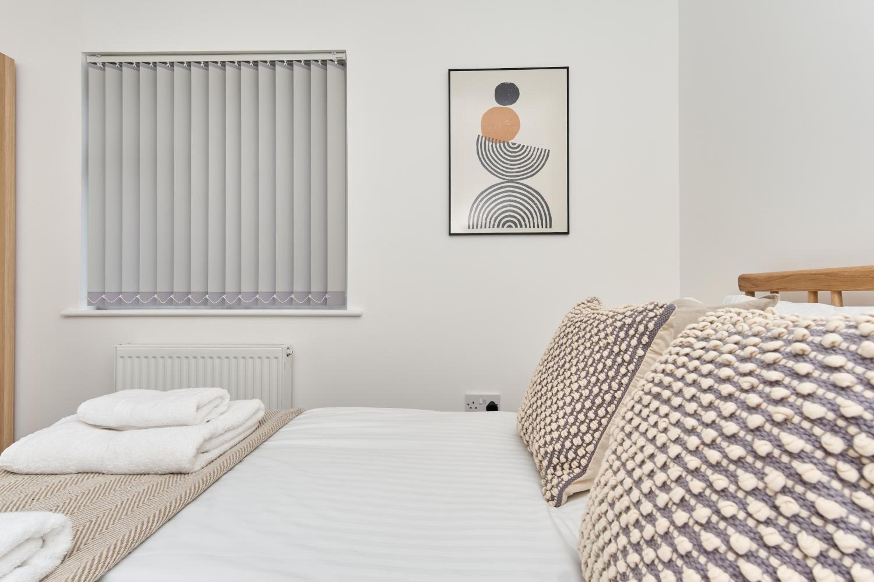 Bonchurch Court - A Stylish 3 Bed Apartment- Nr Ventnor with Large Outside Terrace & Parking - Dog Friendly - The Perfect Choice For Couples, Friends & Fam view 4