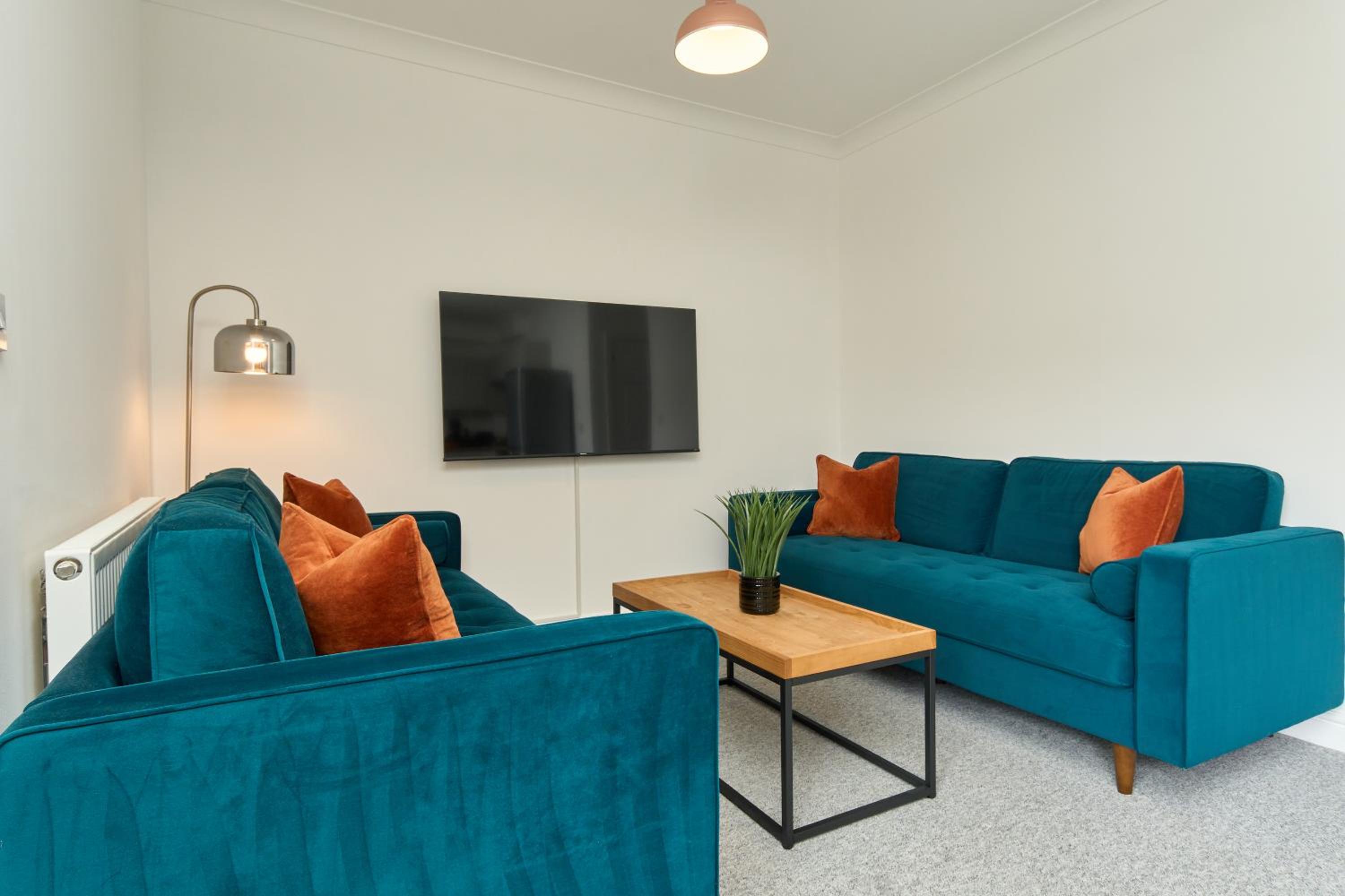 Bonchurch Court - A Stylish 3 Bed Apartment- Nr Ventnor with Large Outside Terrace & Parking - Dog Friendly - The Perfect Choice For Couples, Friends & Fam view 2