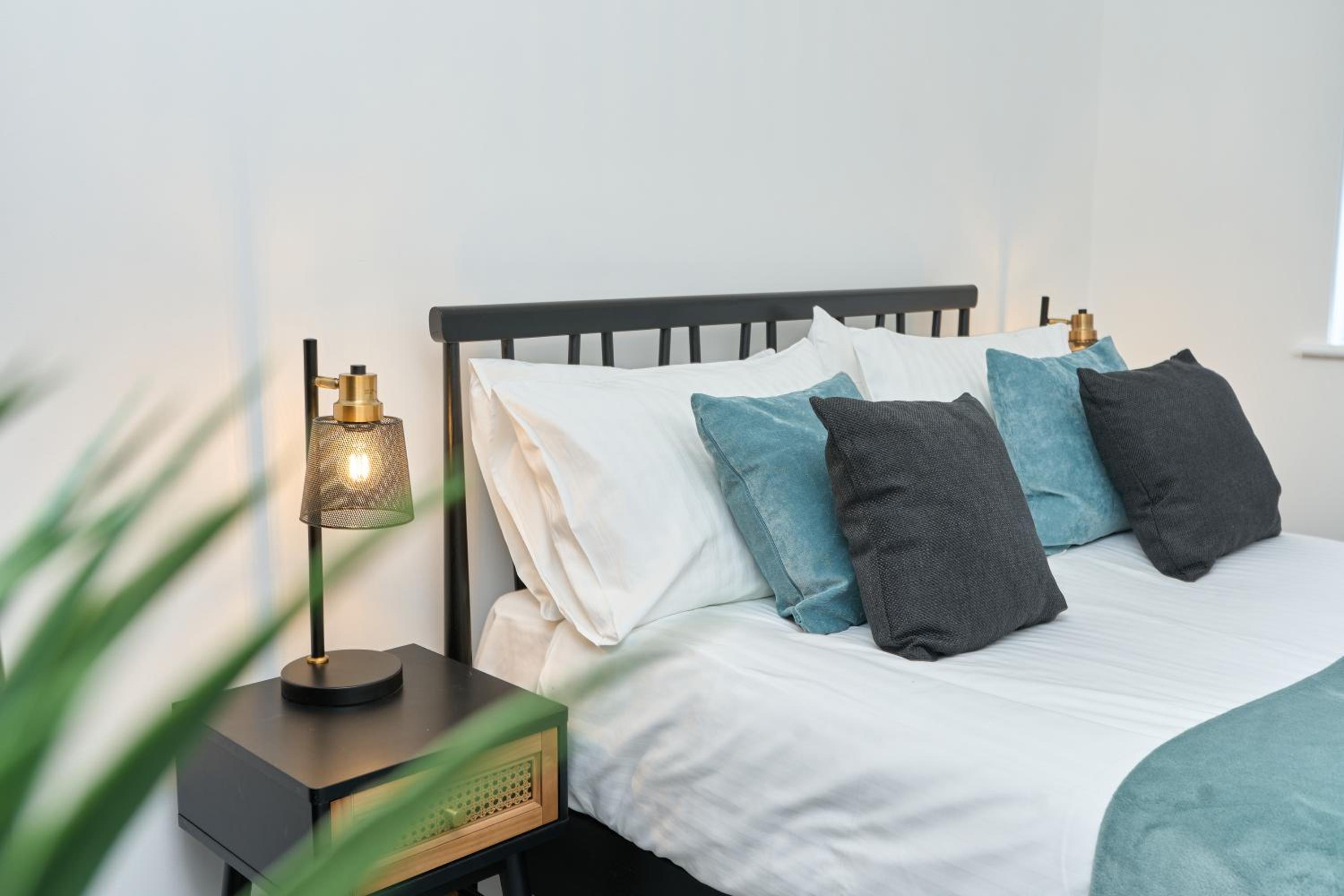 Bonchurch Court - A Stylish 3 Bed Apartment- Nr Ventnor with Large Outside Terrace & Parking - Dog Friendly - The Perfect Choice For Couples, Friends & Fam view 3