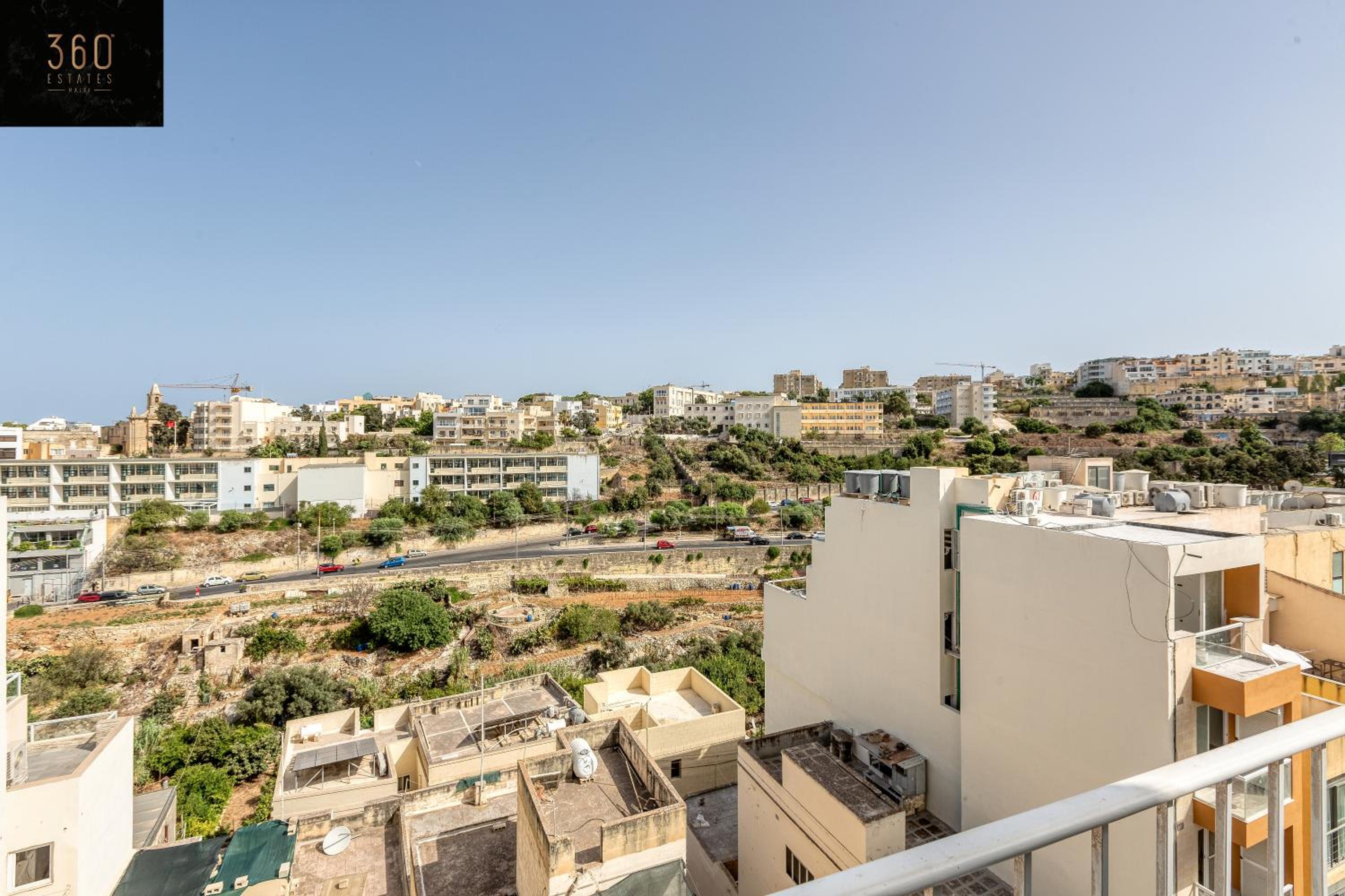 Penthouse Studio, with with private Balcony & WIFI by 360 Estates photo 4