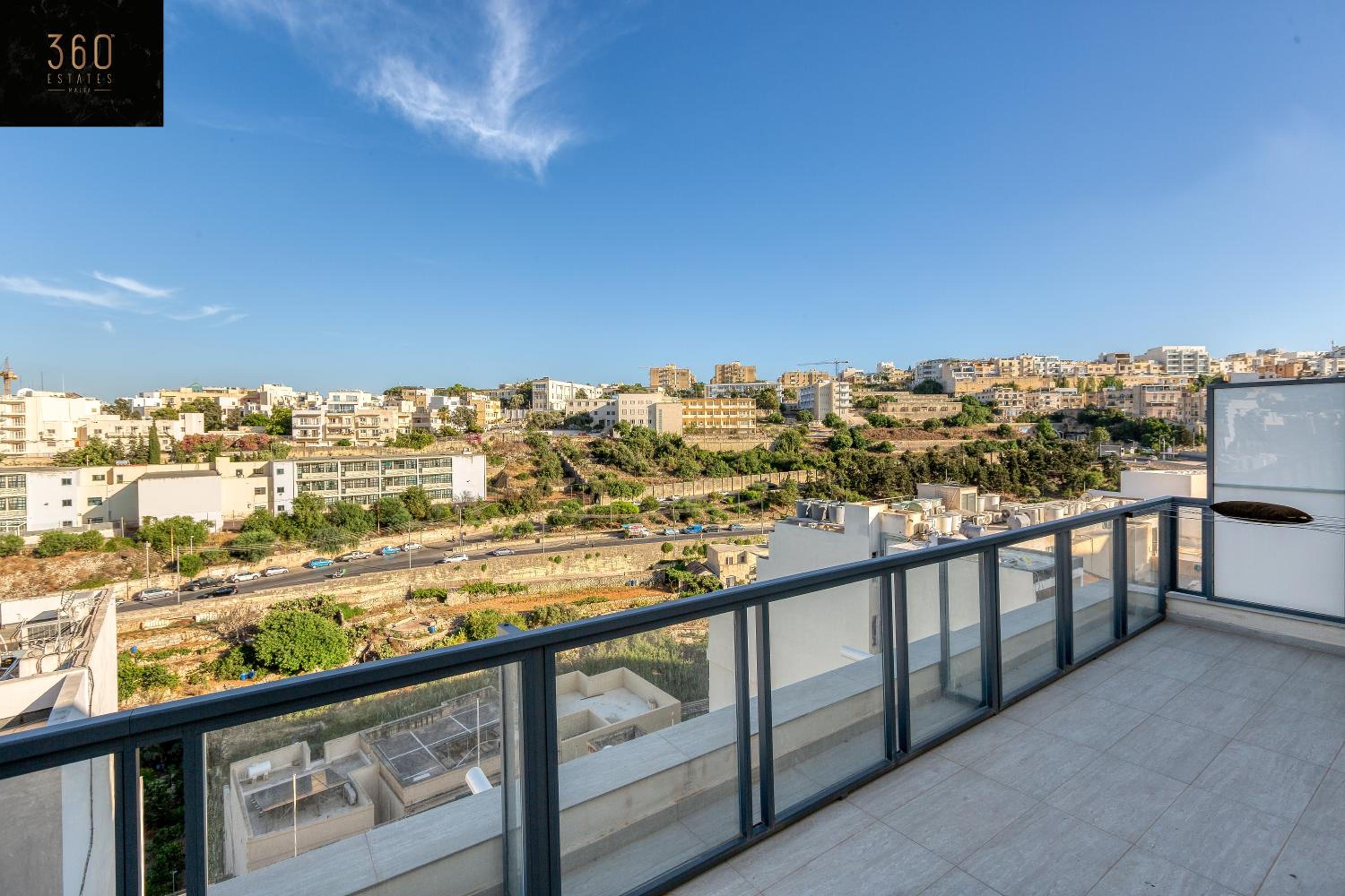 Penthouse Studio, with with private Balcony & WIFI by 360 Estates photo 3