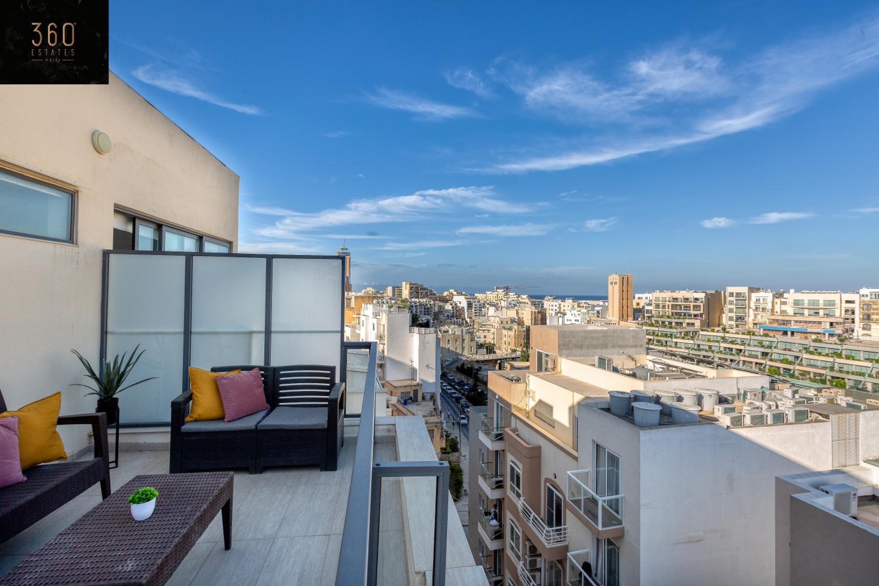 Penthouse Studio, with with private Balcony & WIFI by 360 Estates photo 2