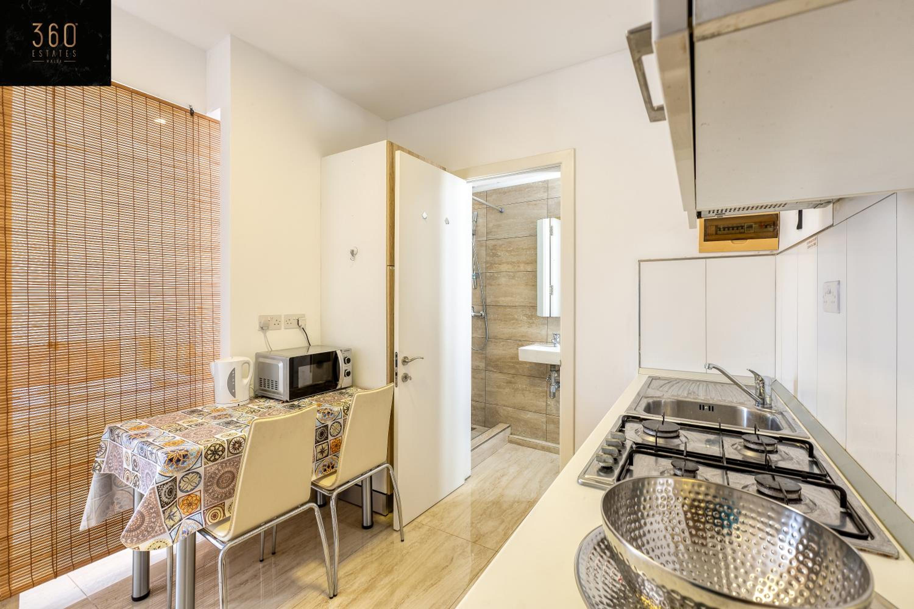 Penthouse Studio, with with private Balcony & WIFI by 360 Estates photo 3
