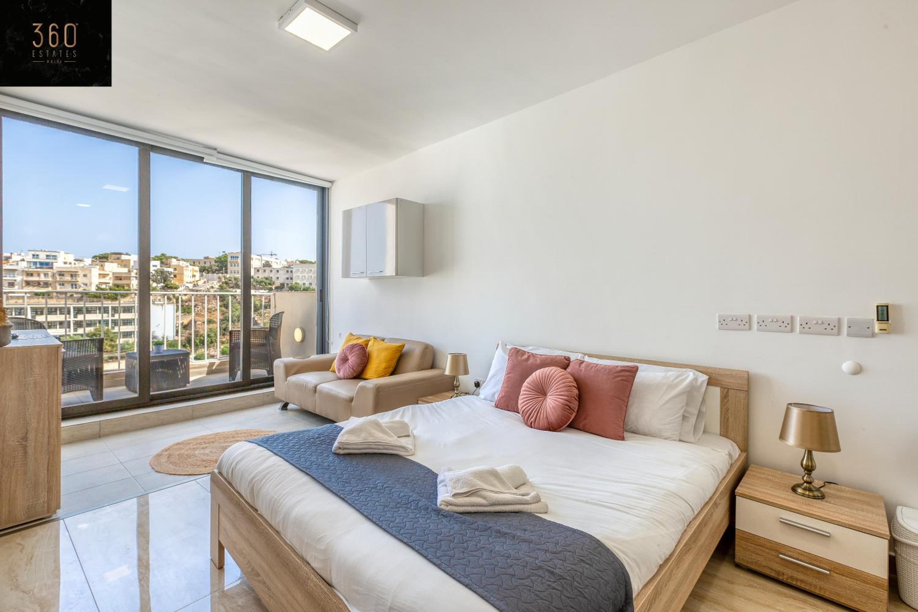 Penthouse Studio, with with private Balcony & WIFI by 360 Estates photo 5