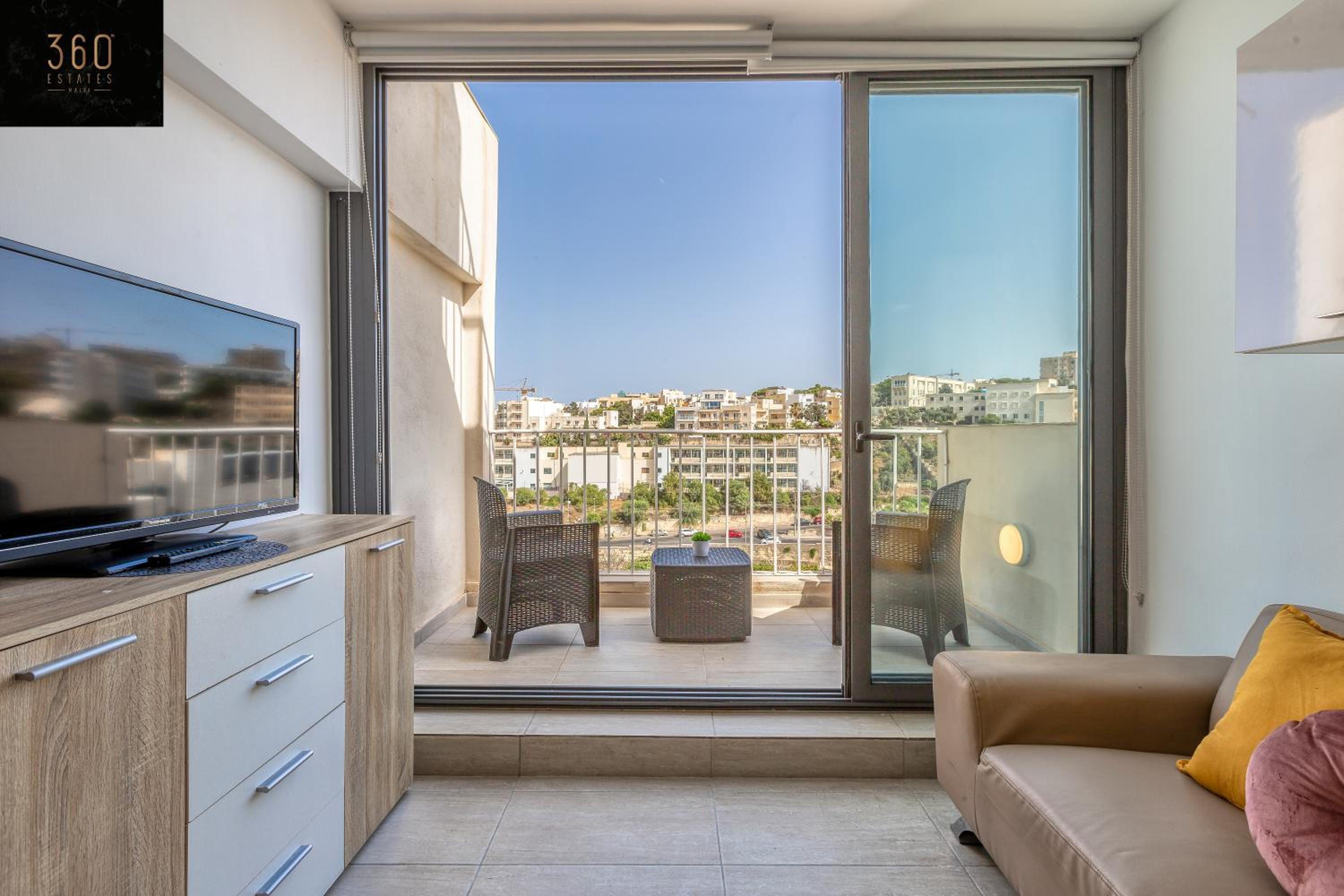 Penthouse Studio, with with private Balcony & WIFI by 360 Estates — St Julian's