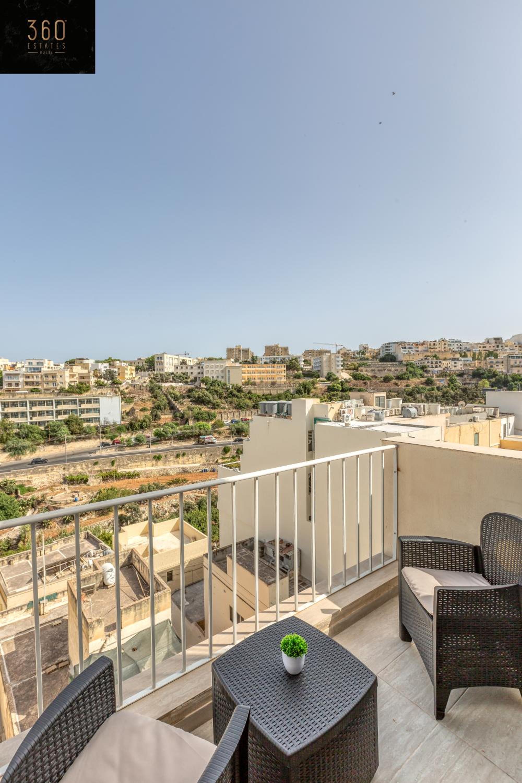 Penthouse Studio, with with private Balcony & WIFI by 360 Estates photo 4
