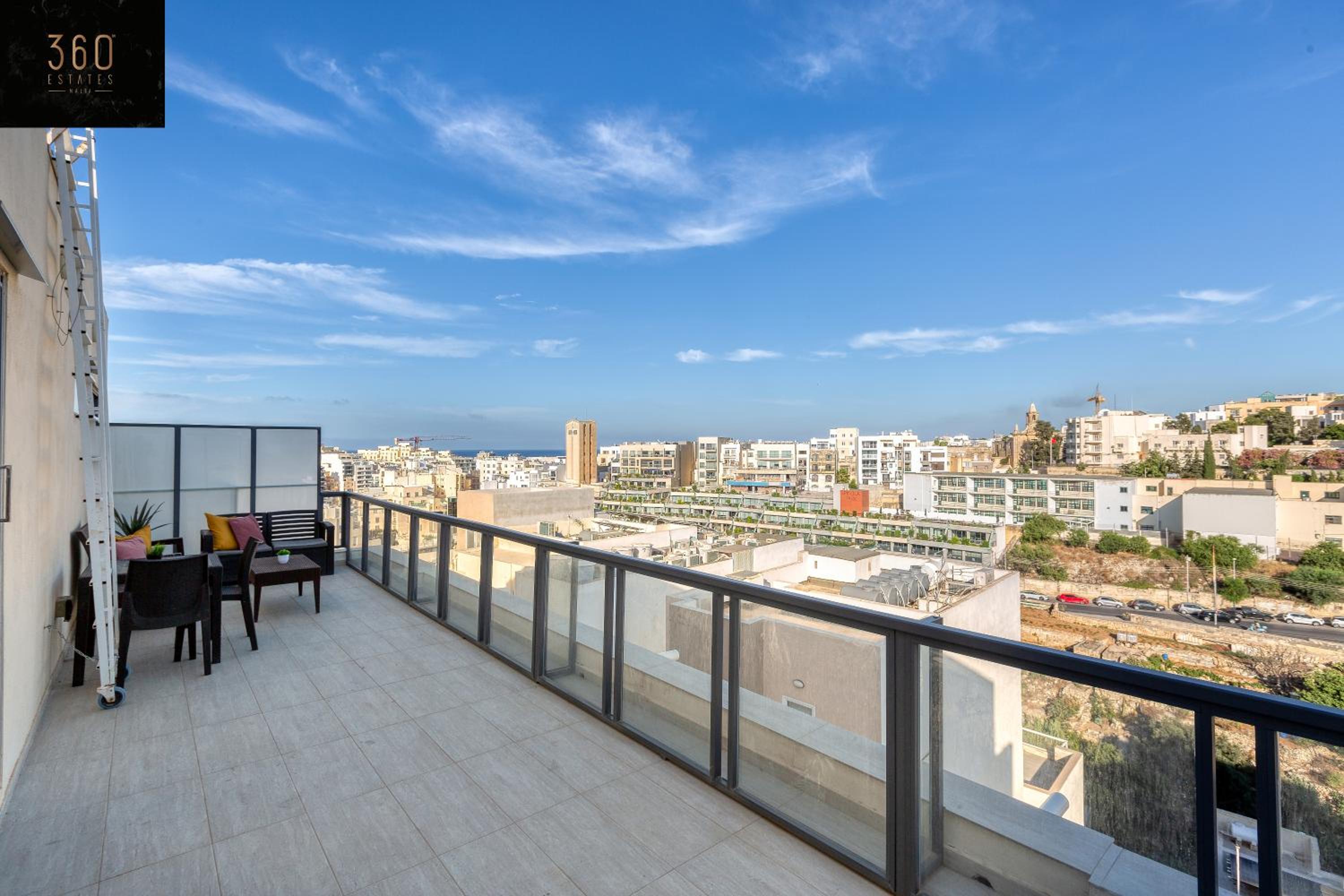 Penthouse Studio, with with private Balcony & WIFI by 360 Estates photo 5