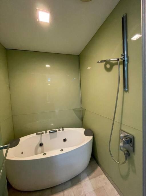 Lovely 3 Rooms with KLCC View, Pavilion & Netflix