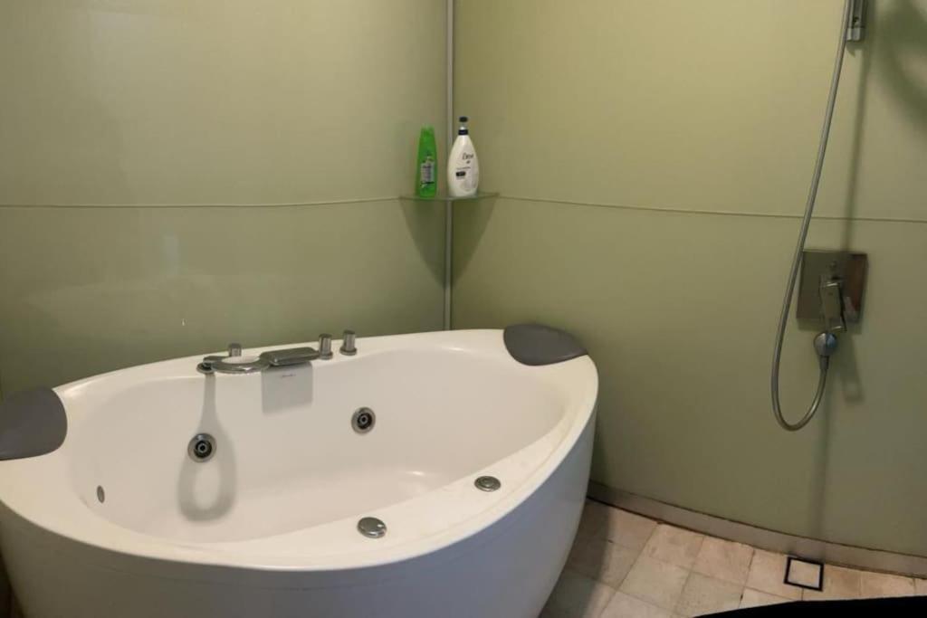 3 Guests,200m to KLCC & Pavilion Mall with Netflix