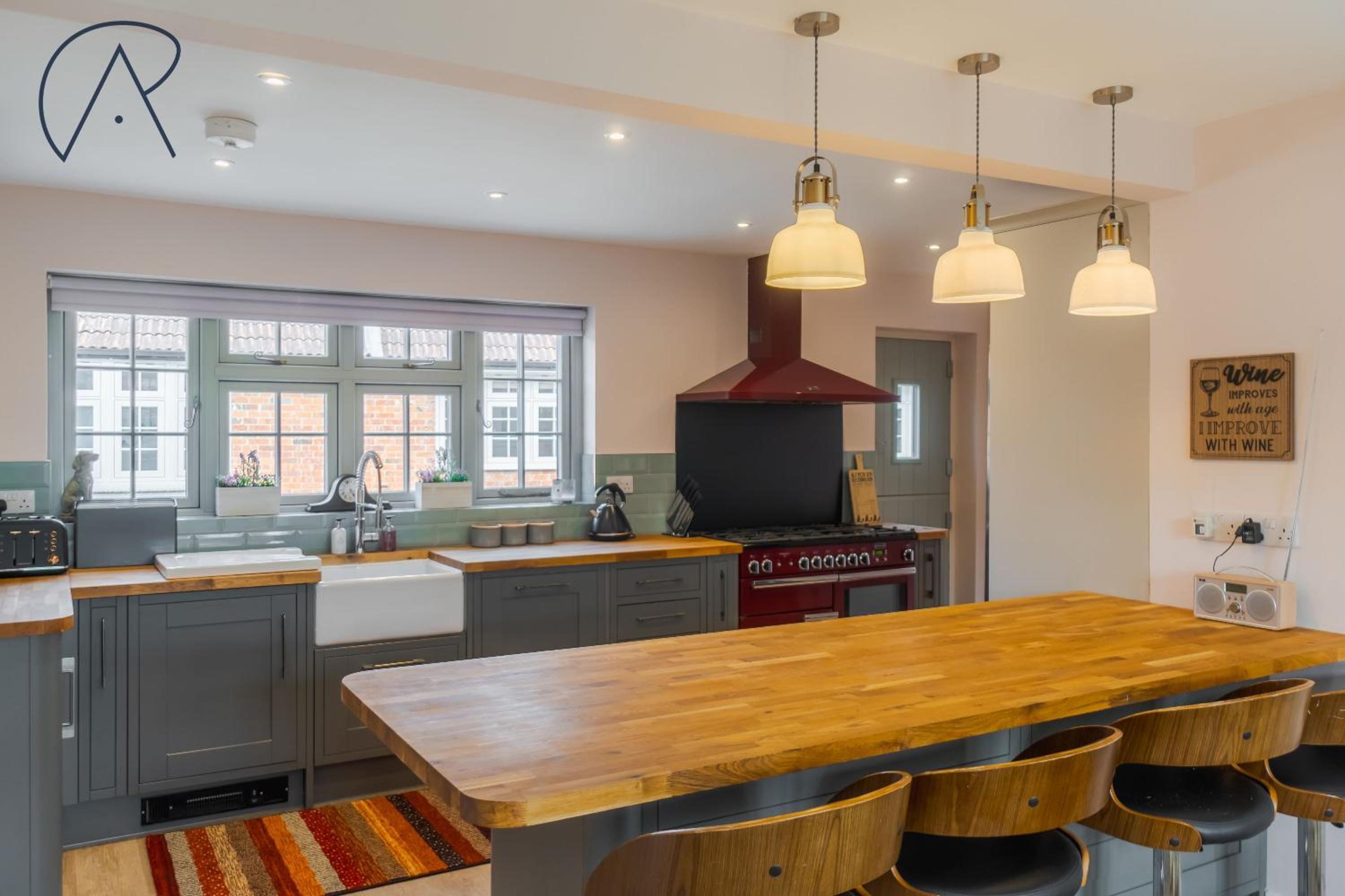 Chic 6-Bed Getaway, Private Drive, Near Windsor view 3
