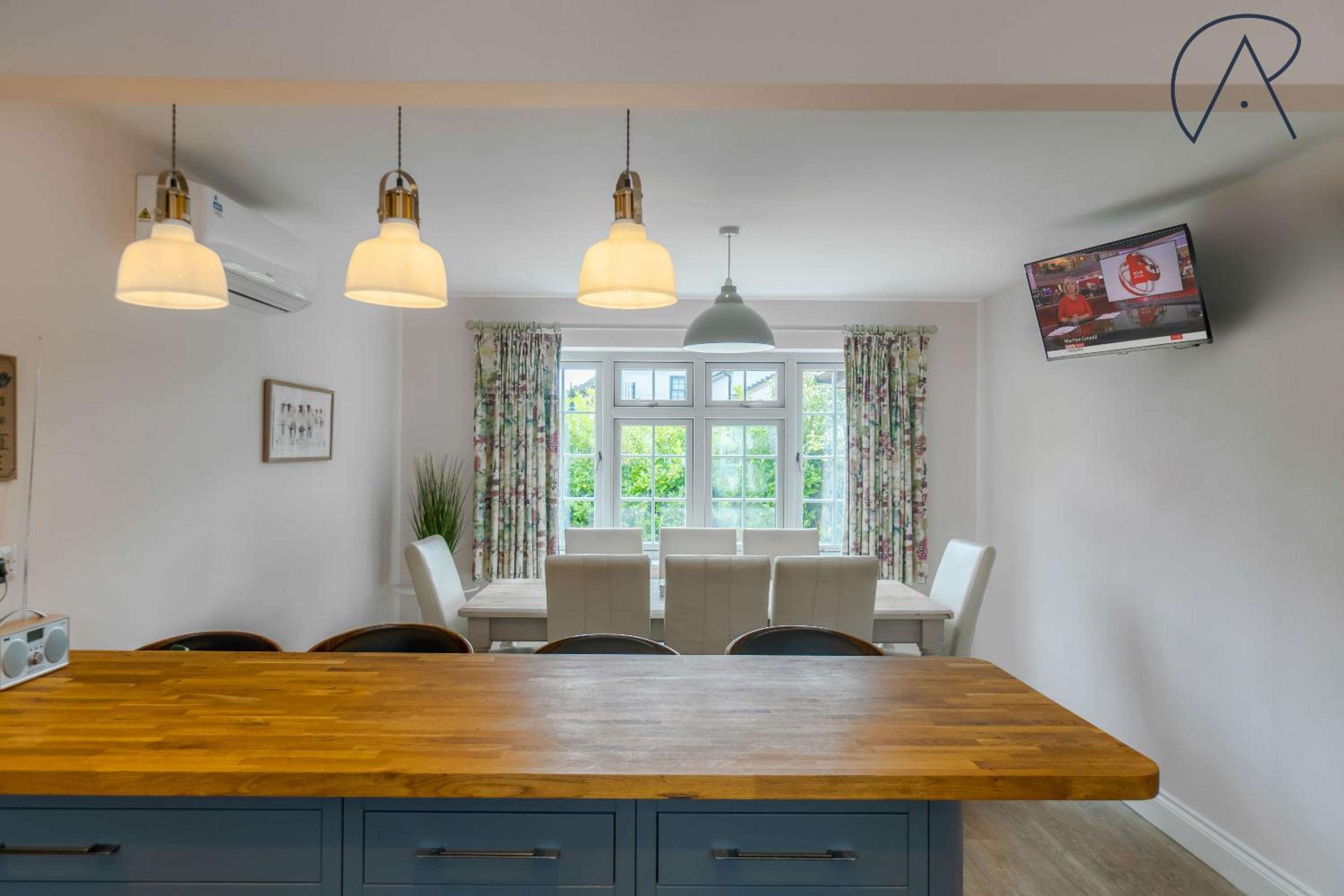 Chic 6-Bed Getaway, Private Drive, Near Windsor view 5