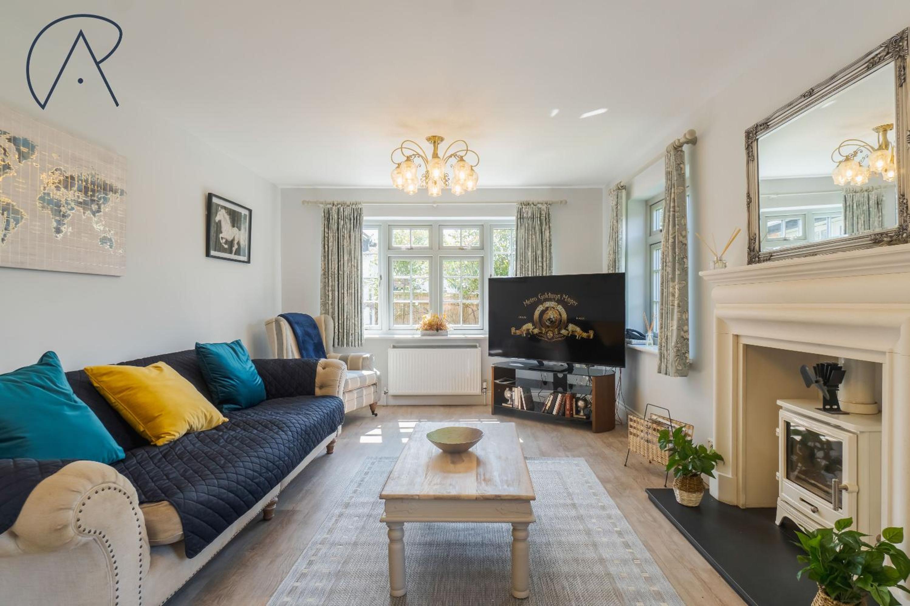 Chic 6-Bed Getaway, Private Drive, Near Windsor view 2