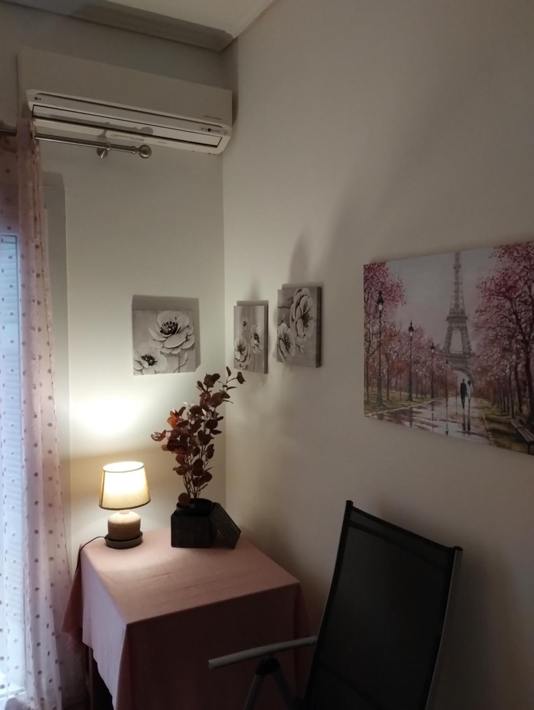 Vasia's cosy apartment in Athens, 