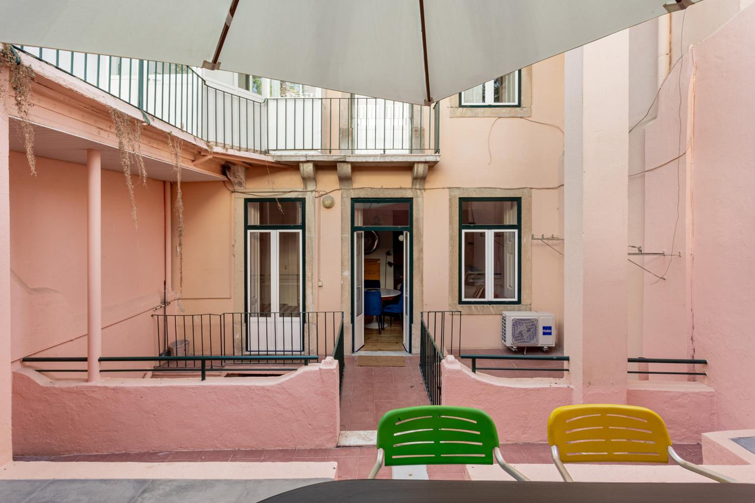 JOIVY Exquisite apt with patio in Graça