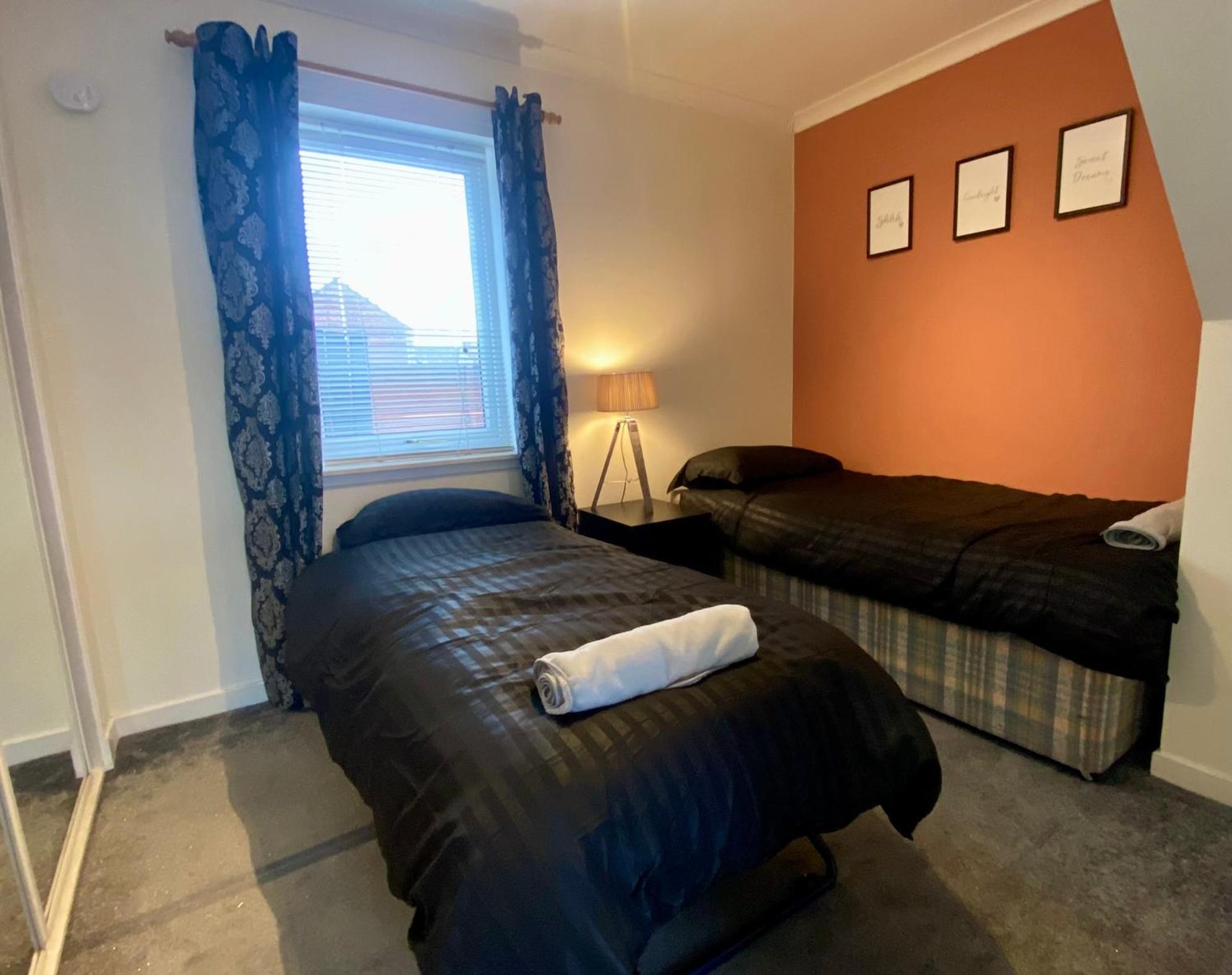 Cosy 2 bedroom home with free parking near city view 4