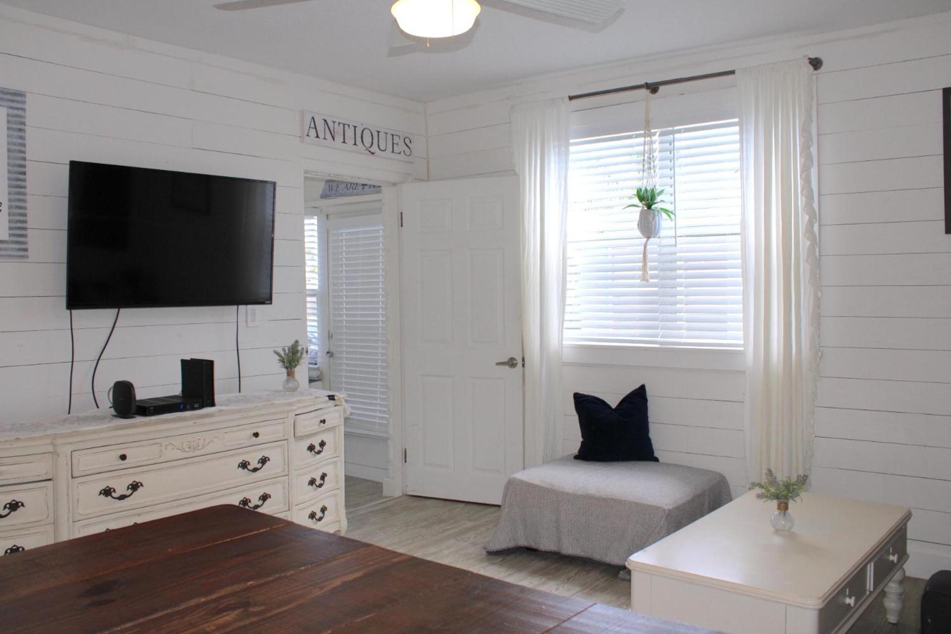 Cozy Beachside Cottage Studio