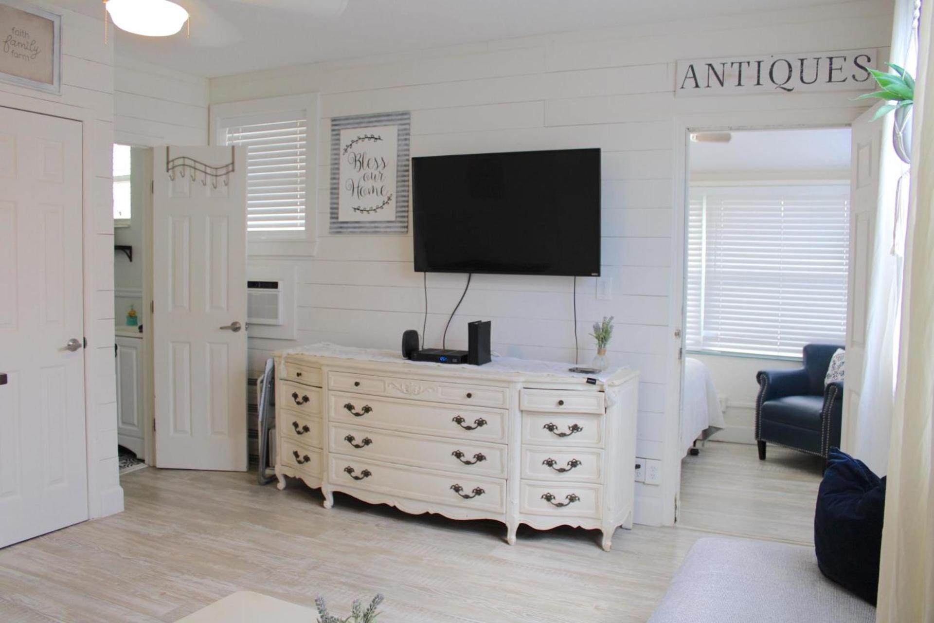 Cozy Beachside Cottage Studio