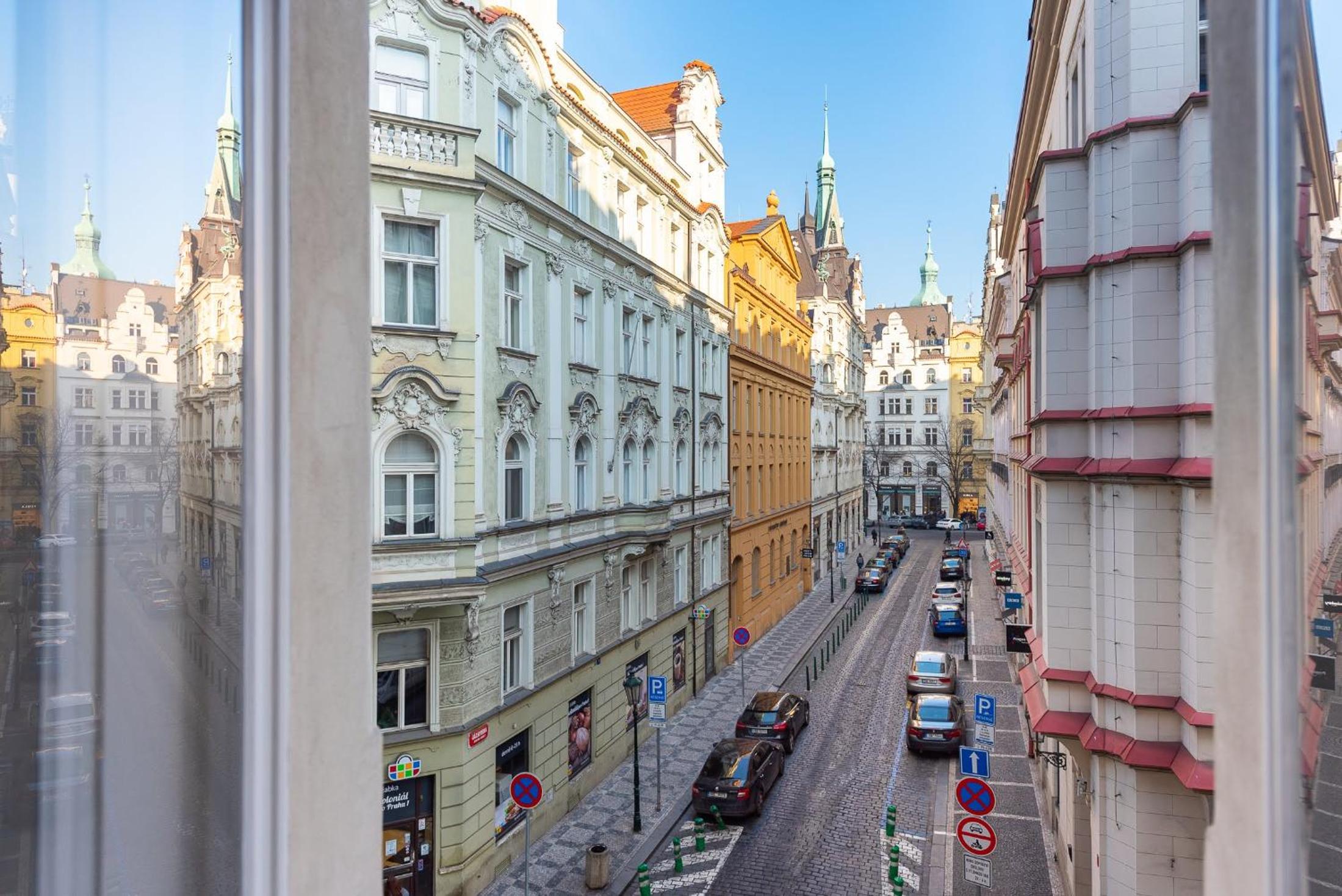 2BDR Old Town Square Apartments w Fast Wi-Fi