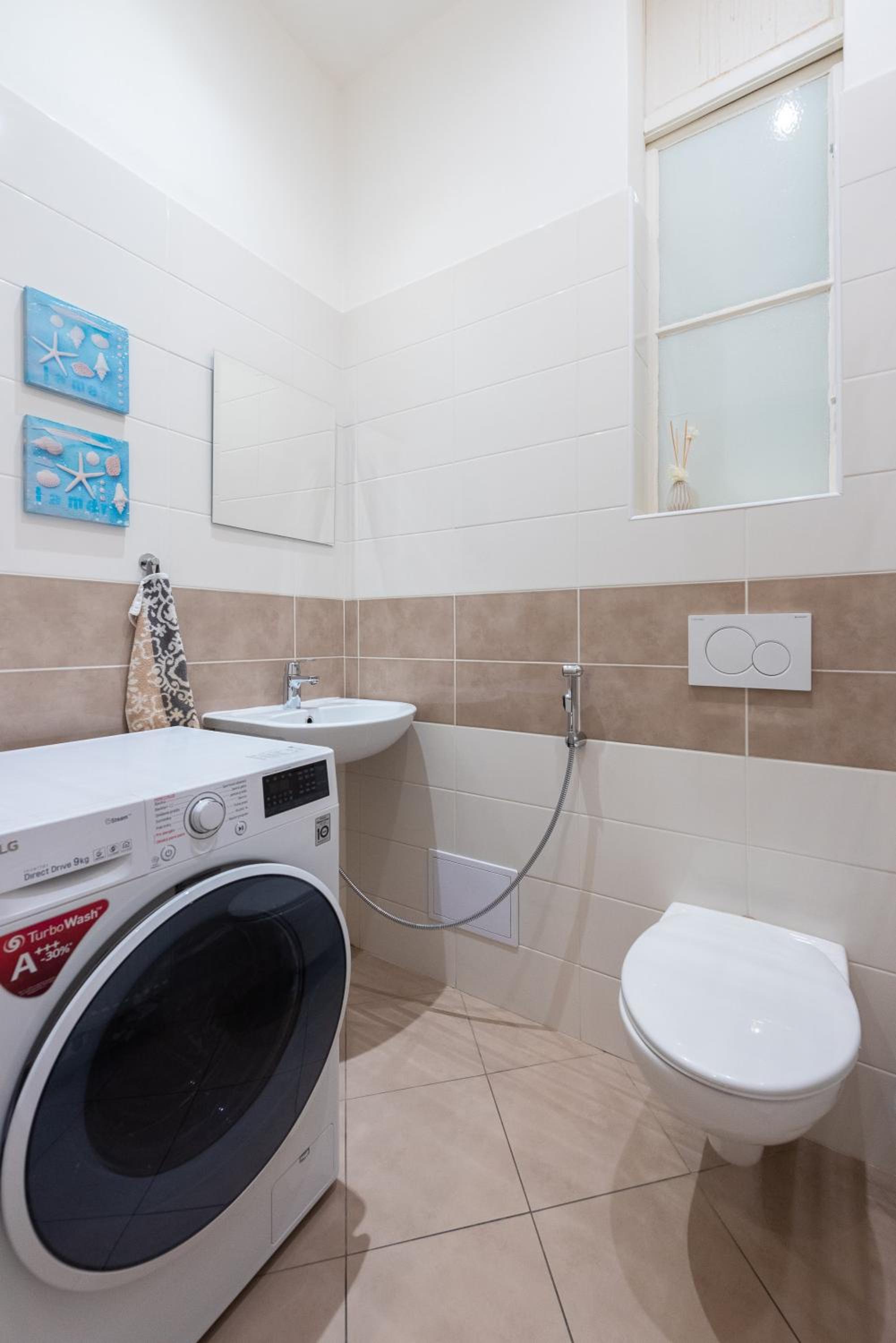 2BDR Old Town Square Apartments w Fast Wi-Fi