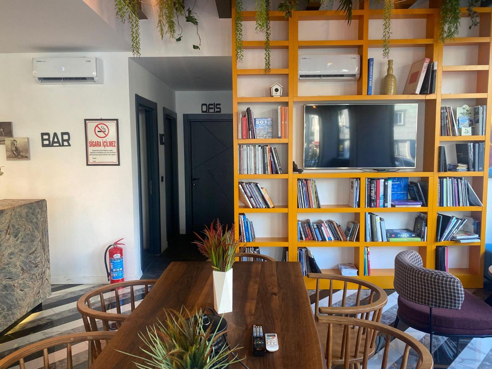 Wolf Of The City Otel - Image 23